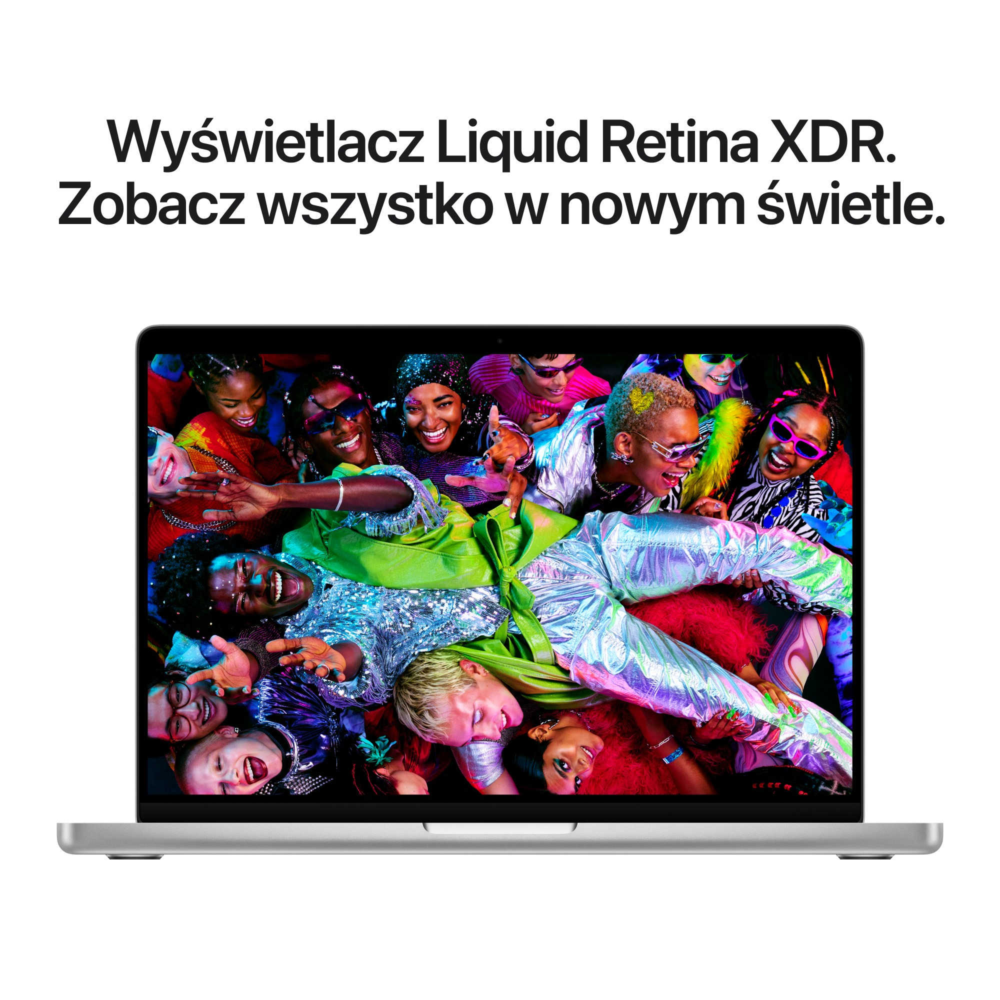 Ekran laptopa pokazuje uśmiechniętych ludzi. Żywe kolory. Tekst: Liquid Retina XDR. Zobacz wszystko w nowym świetle.