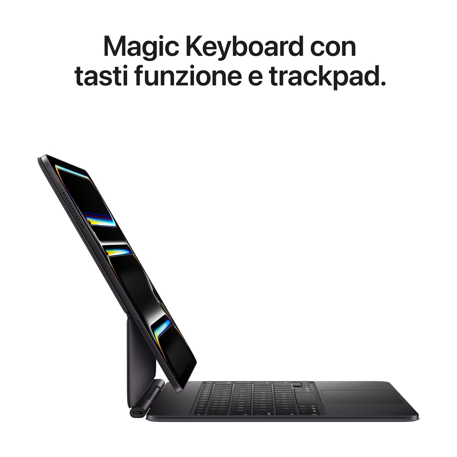 Una Magic Keyboard nera con un tablet collegato, inclinato. La tastiera ha tasti funzione e un trackpad. Sfondo bianco.