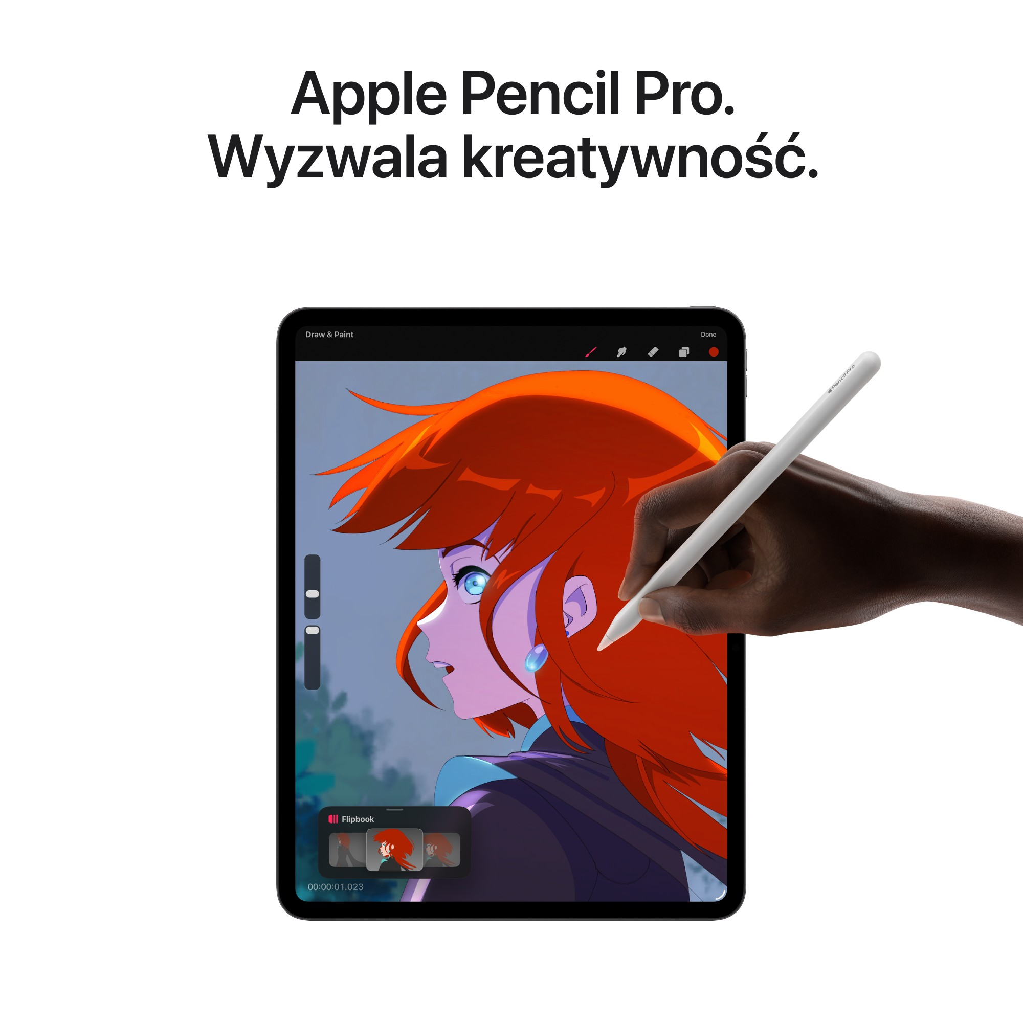 iPad wyświetla rysunek dziewczyny anime. Ręka trzyma Apple Pencil Pro.