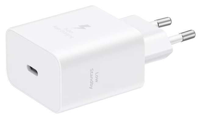 Biała ładowarka Samsung z portem USB-C. Posiada wtyczkę do gniazd europejskich oraz logo Super Fast Charging.