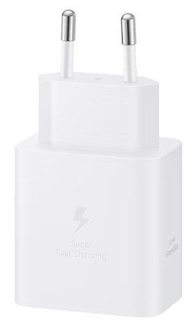 Biały adapter Samsung Super Fast Charging. Ma dwa srebrne bolce i napis 'Super Fast Charging' z przodu.