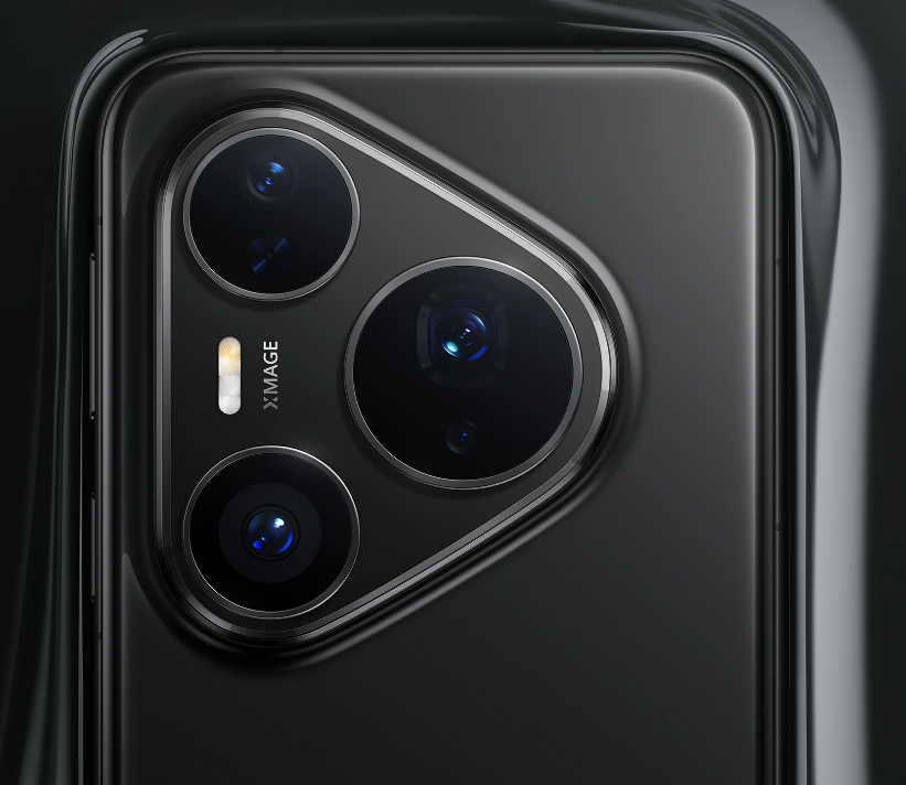 Zbliżenie czarnego modułu aparatu w telefonie z trzema obiektywami i lampą błyskową. Soczewki odbijają niebieskie światło. Telefon ma błyszczące wykończenie.