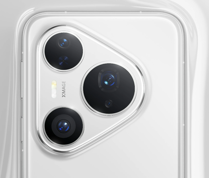 Zbliżenie modułu aparatu białego telefonu z trzema obiektywami i lampą błyskową. Obiektywy mają srebrne pierścienie i niebieskie odbicie.