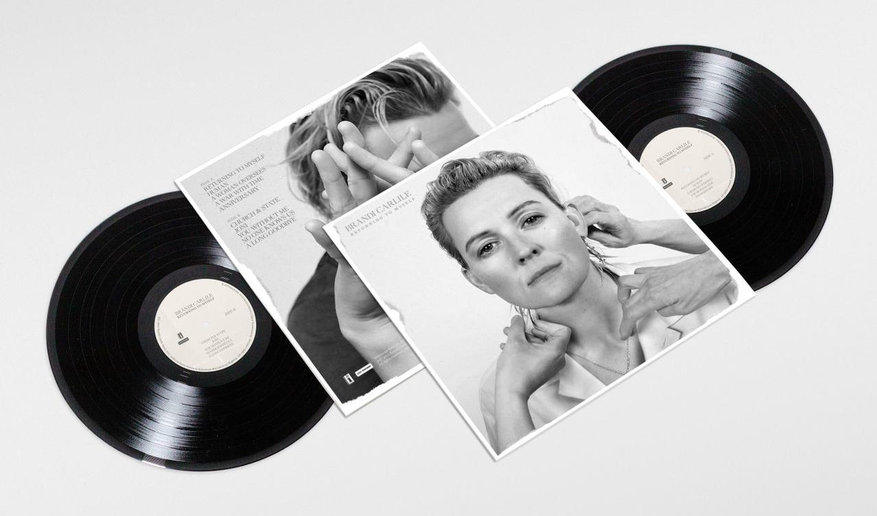 Album borító énekesnővel. Fekete bakelit lemezek előtérben, az album borítója középen.