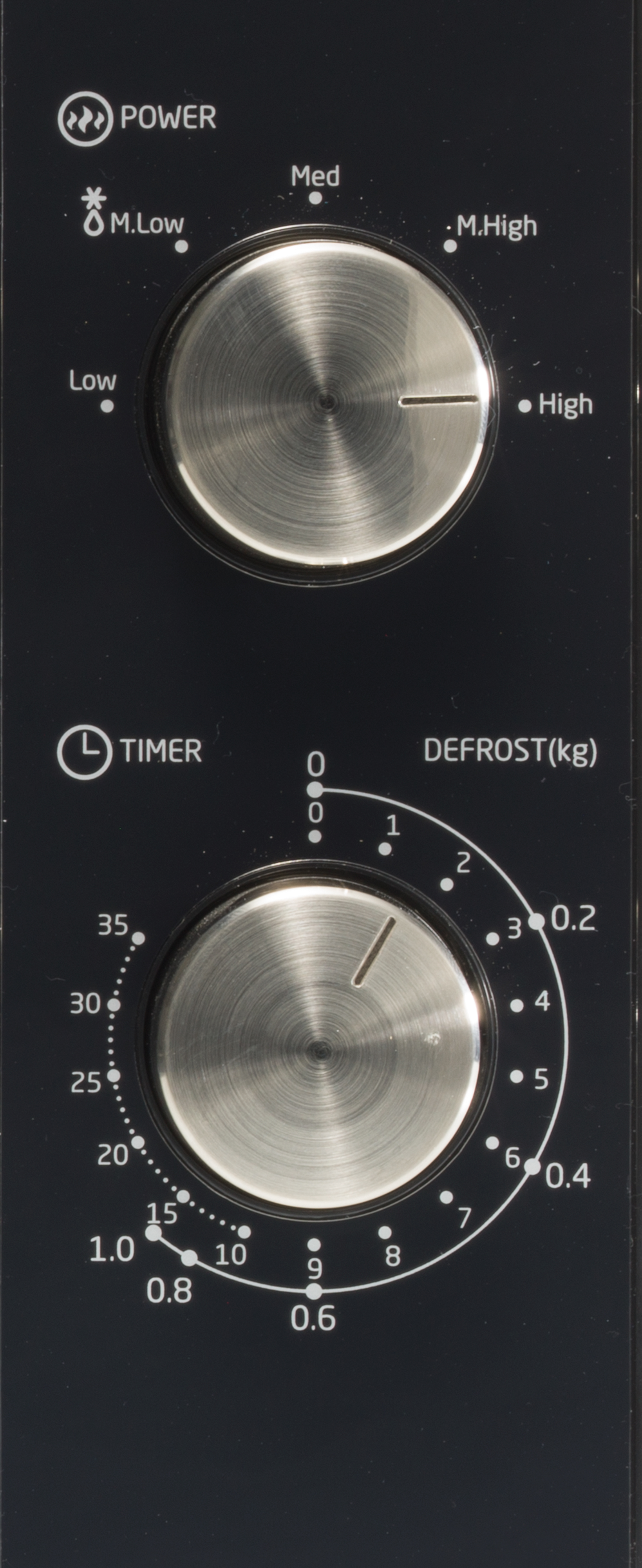 Panel sterowania kuchenki mikrofalowej z pokrętłami do ustawiania mocy i timera. Obejmuje opcje rozmrażania i poziomy mocy.