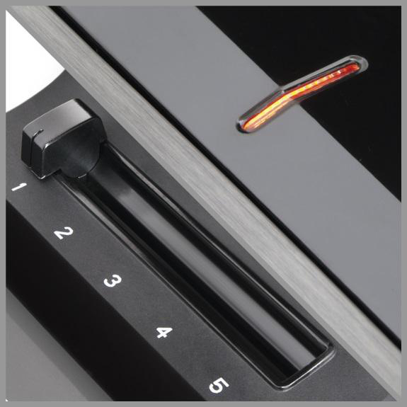 Zbliżenie czarnego panelu sterowania z suwakiem i numerami 1-5. Świeci się czerwone światło.