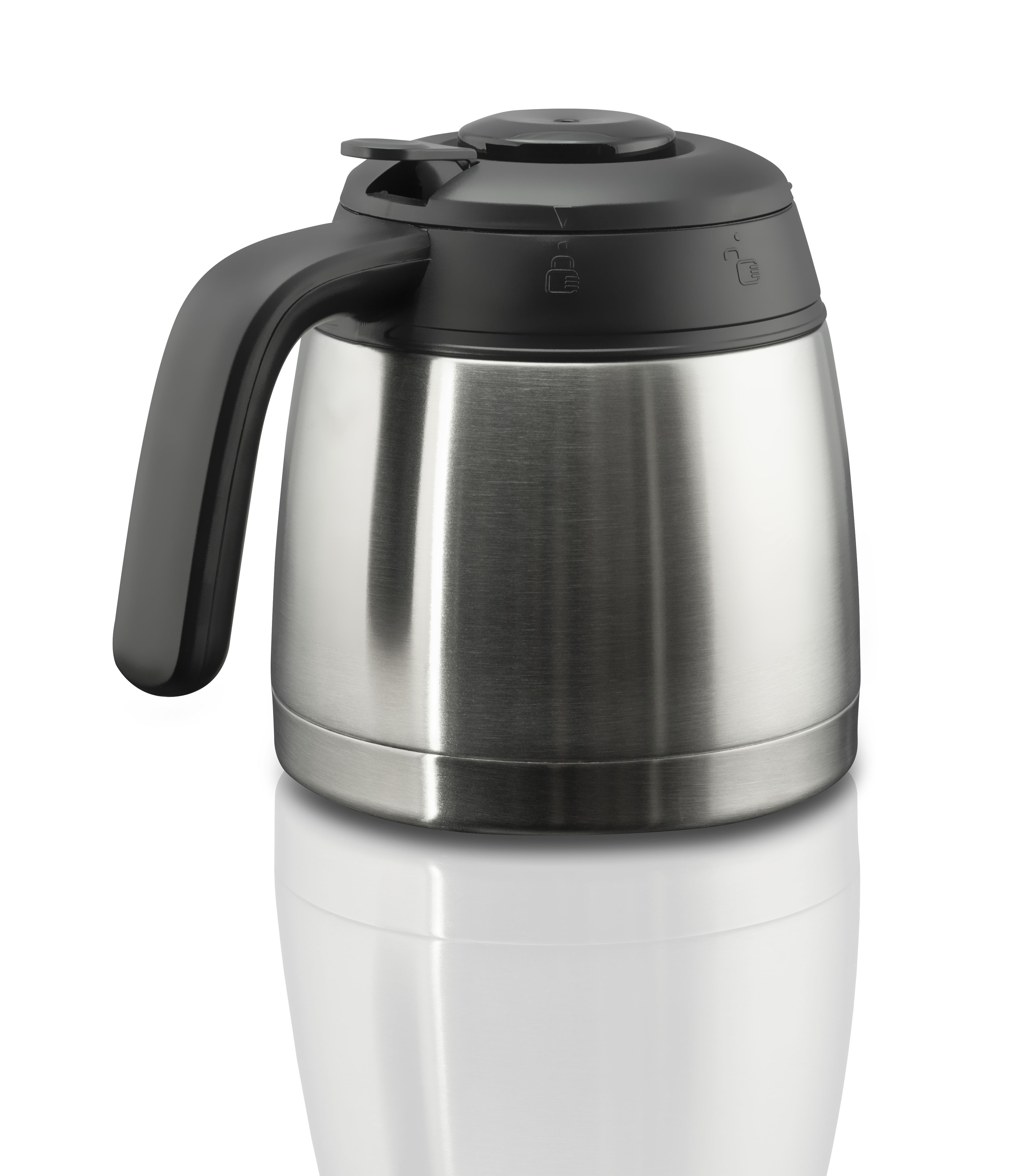 Izolowany dzbanek ze stali nierdzewnej z czarną pokrywką i uchwytem na białej powierzchni z odbiciem.
