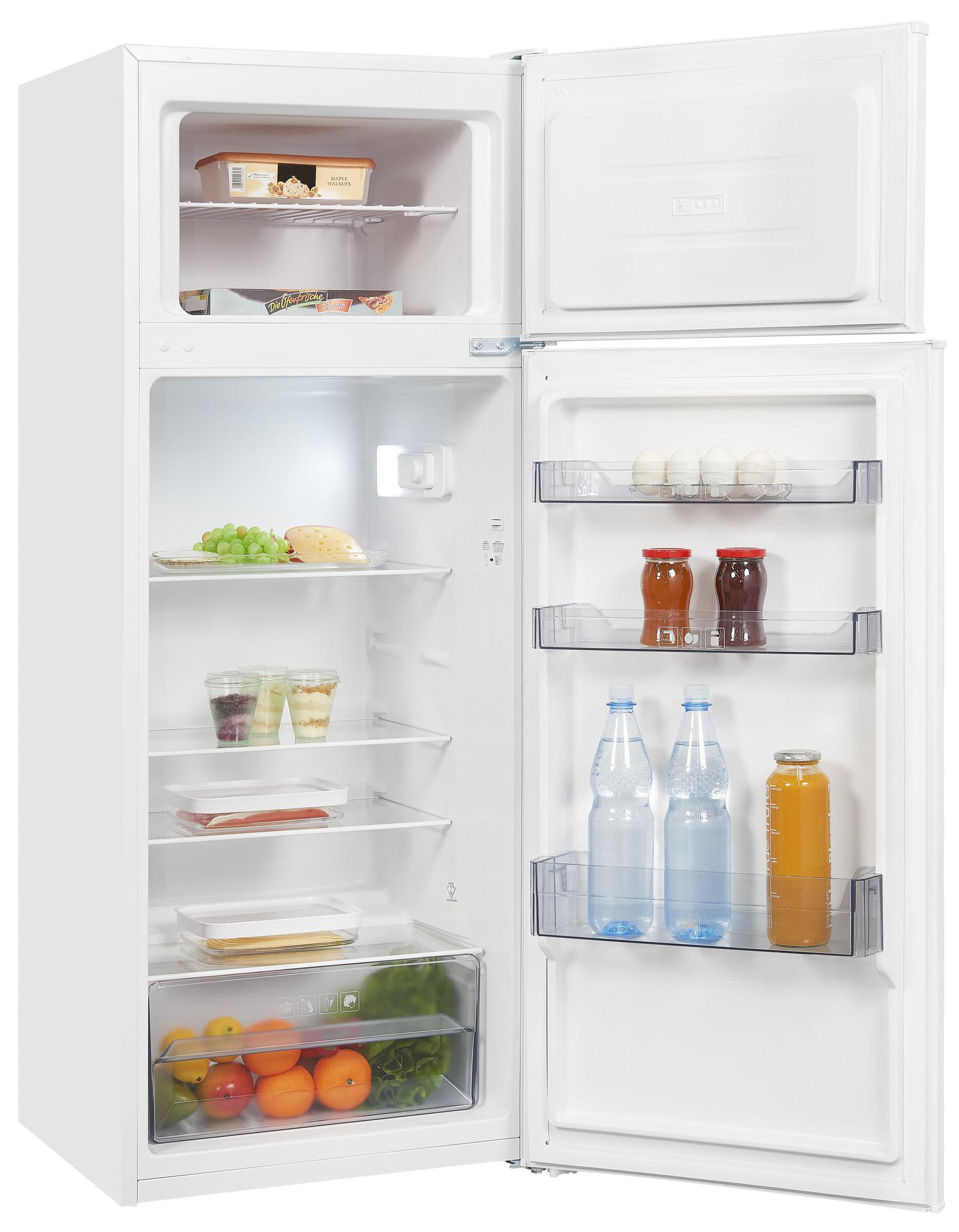 Offener Kühlschrank mit Lebensmitteln gefüllt: Trauben, Käse, Eier, Gläser, Flaschen und Früchte. Oberes Gefrierfach enthält Lebensmittel.
