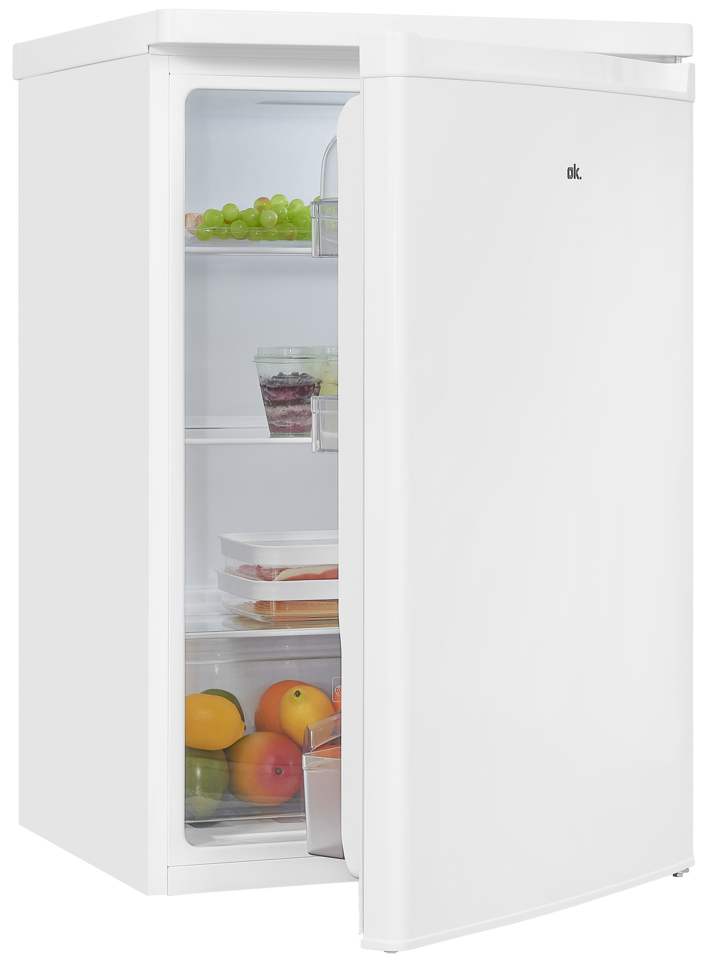 Ein weißer Mini-Kühlschrank mit offener Tür. Im Inneren befinden sich Früchte und Behälter. Der Kühlschrank hat das Logo 'ok.'.