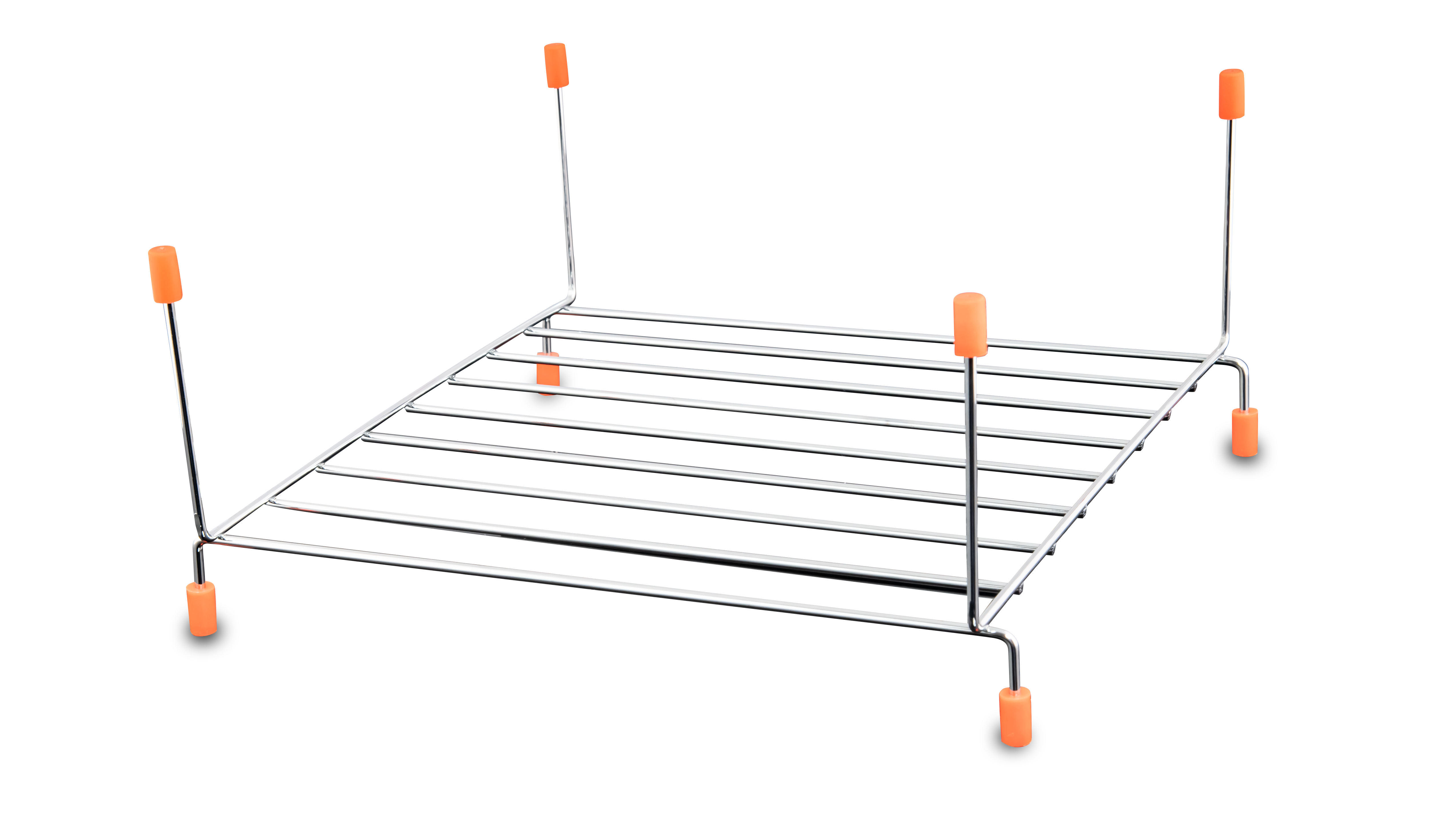 Metalowy stojak z pomarańczowymi nakładkami na nogach. Stojak ma powierzchnię w kratkę i cztery nogi podporowe. Białe tło.