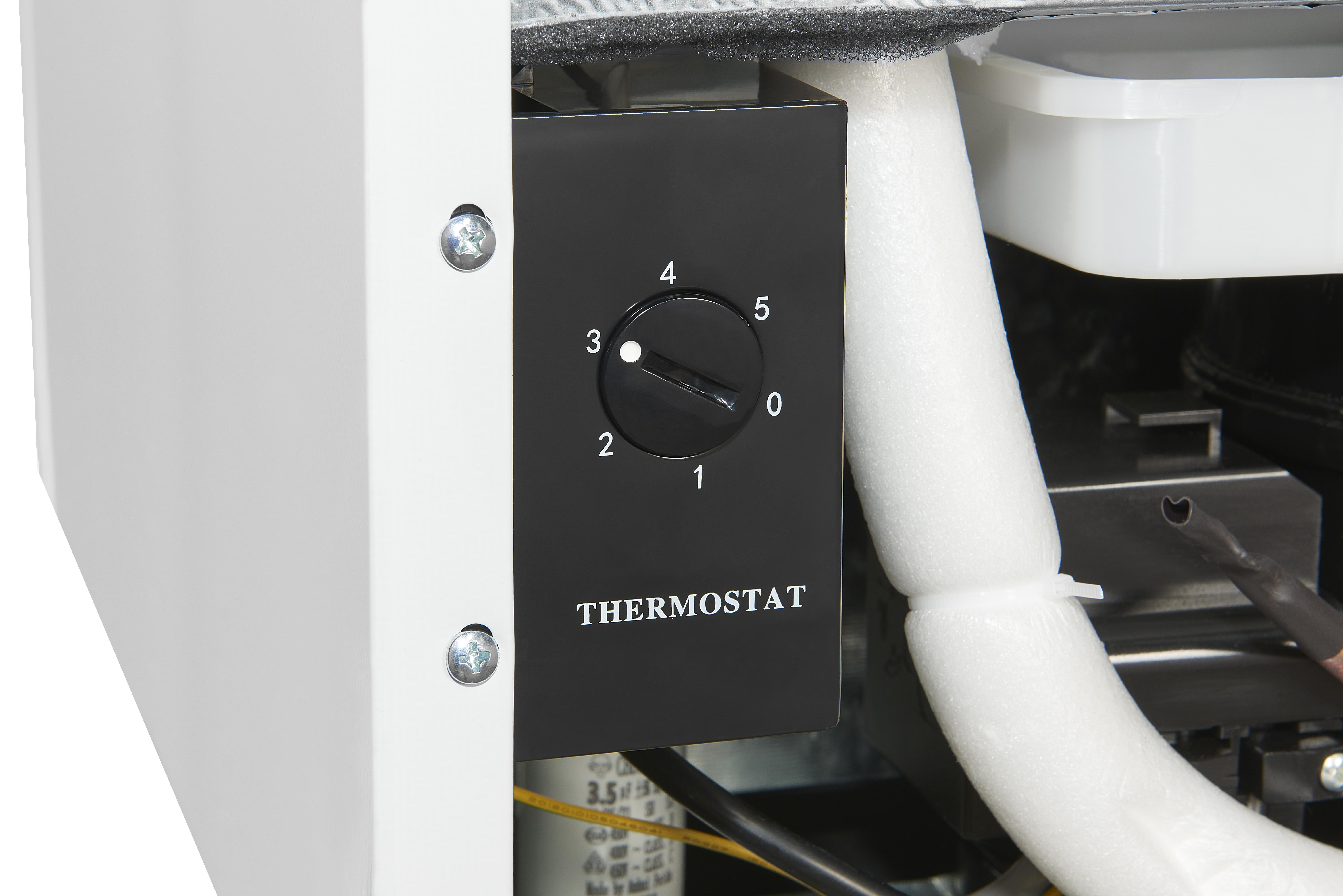 Ein schwarzes Thermostat mit einem Drehknopf, der mit 0-5 markiert ist, und dem Wort THERMOSTAT. Es befindet sich neben einer weißen Schaumstoffisolierung.