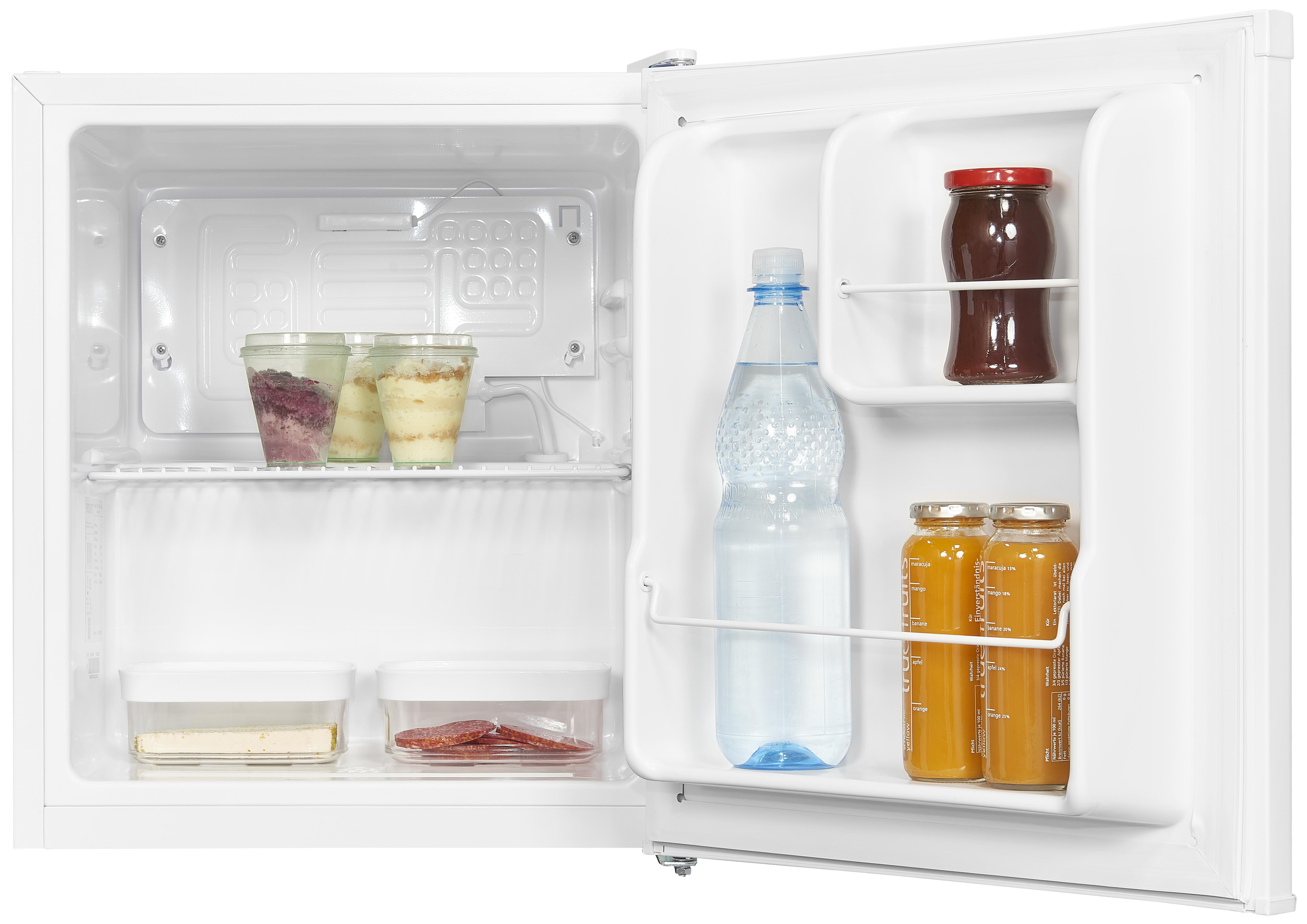 Ein offener weißer Mini-Kühlschrank mit Lebensmitteln: Desserts, Wasserflasche, Saftflaschen und ein Glas Marmelade.