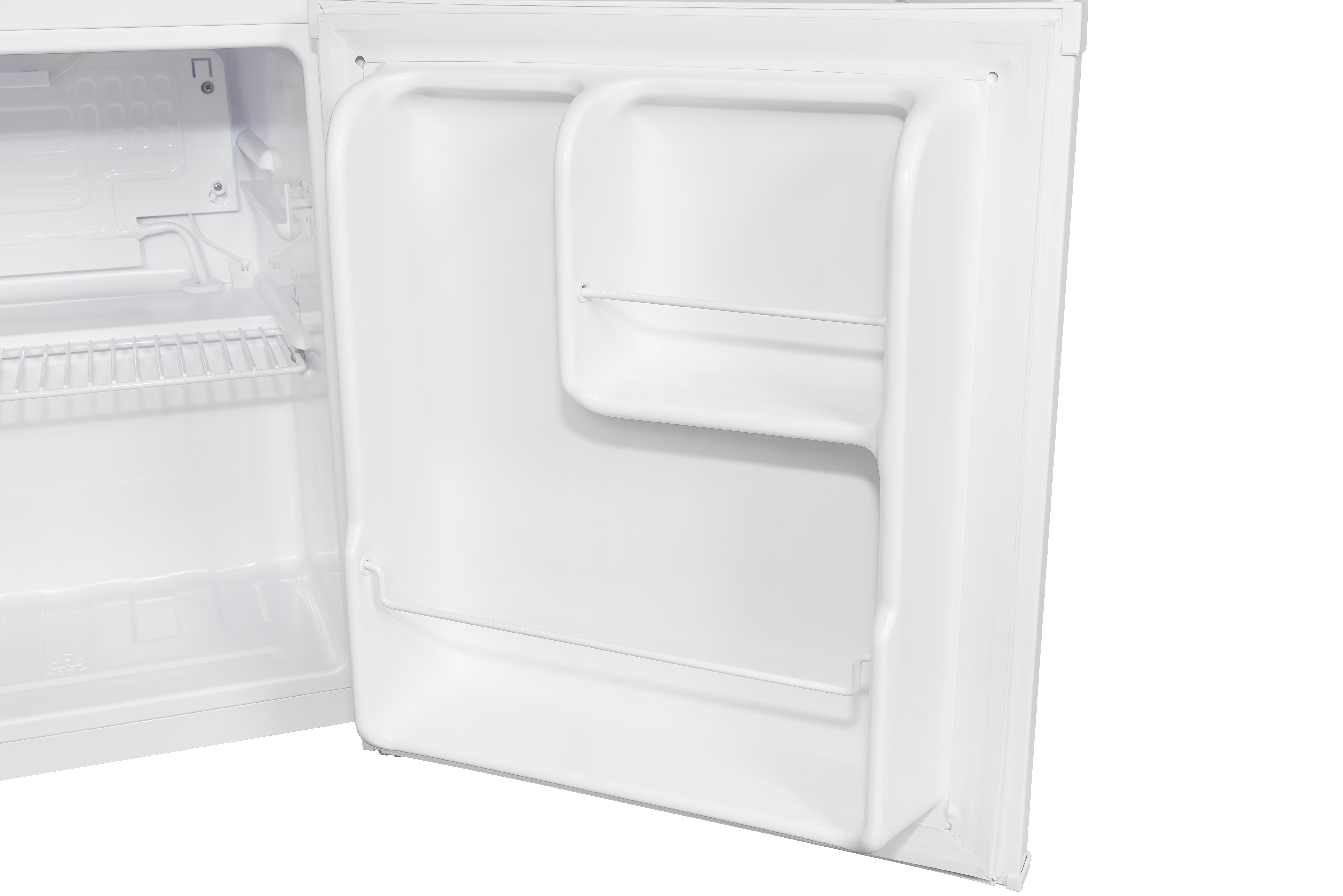 Ein offener weißer Mini-Kühlschrank. Innen gibt es ein Drahtregal und Türregale. Weißer Hintergrund.