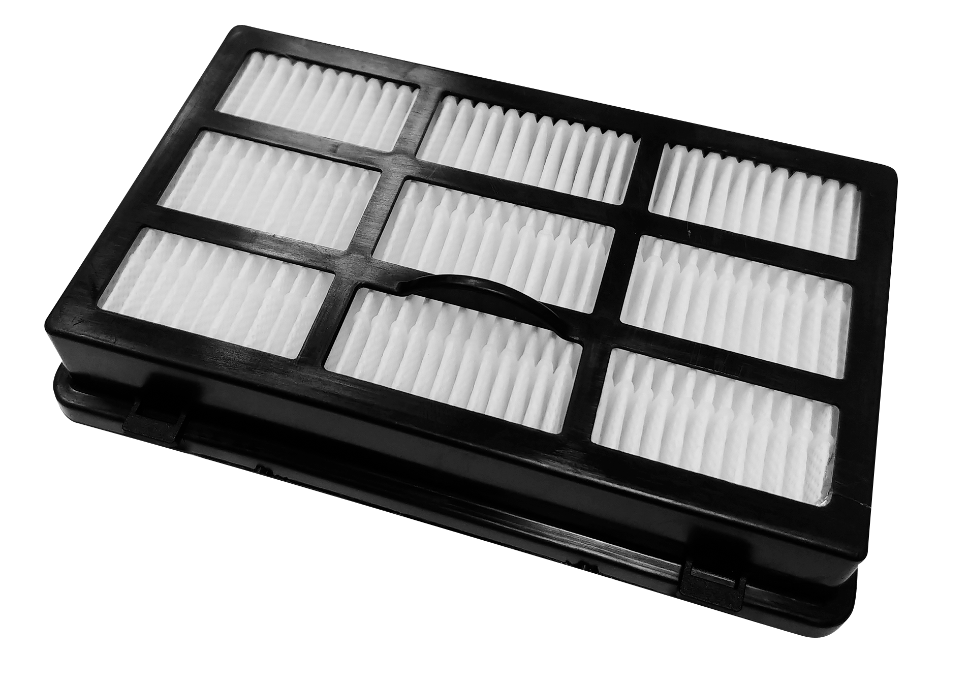 Schwarzer Staubsaugerfilter mit weißem, plissiertem Filtermaterial in einem schwarzen Rahmen, auf weißer Oberfläche.