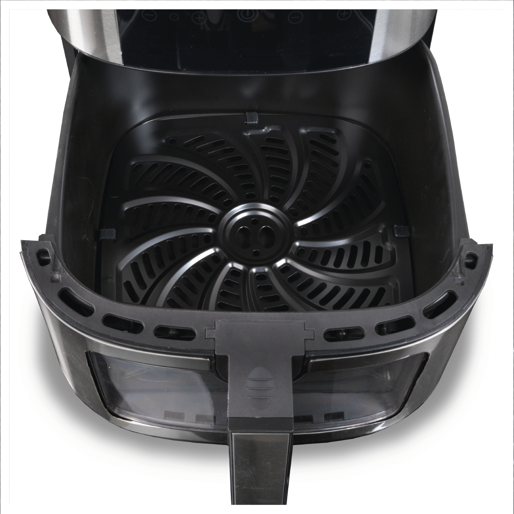 Otwarta frytkownica powietrzna. Czarne wnętrze z wzorzystą powierzchnią do gotowania. Zewnętrzna strona jest ciemna z uchwytem. Białe tło.