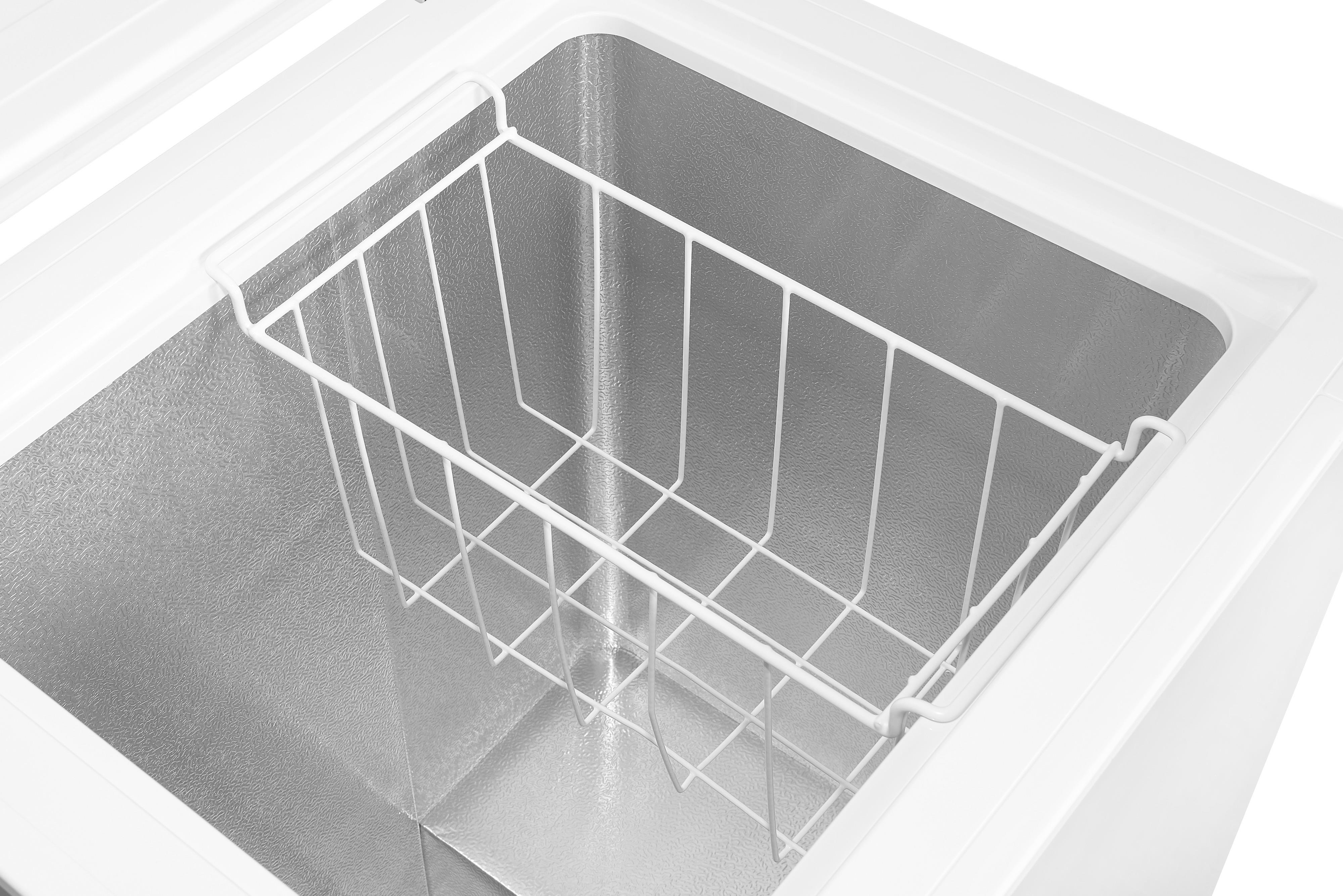Ein offener weißer Gefrierschrank. Im Inneren befindet sich ein Drahtkorb. Der Innenraum des Gefrierschranks ist silberfarben. Deckel und Seiten sind weiß.