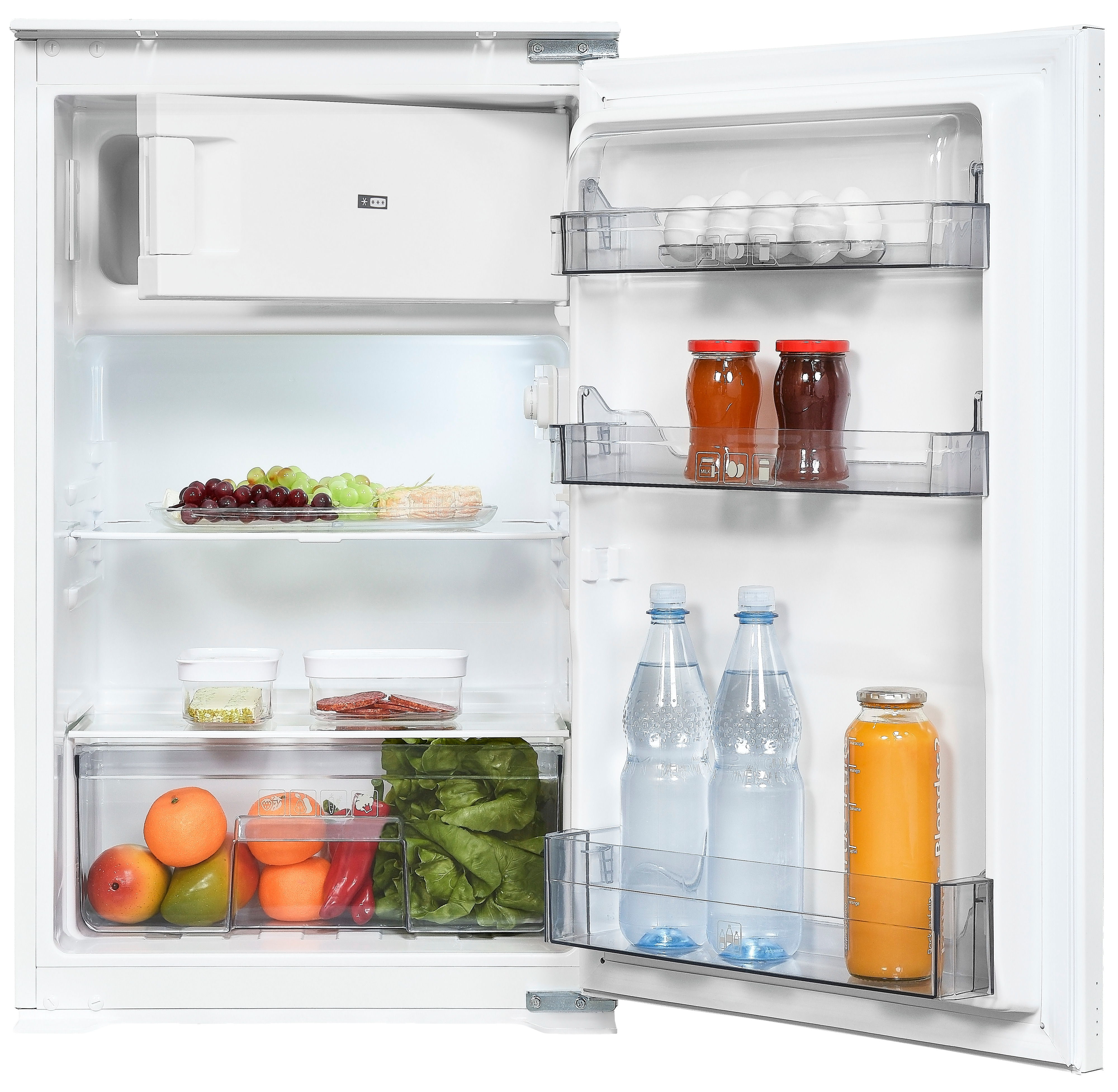 Offener Kühlschrank mit Früchten, Gemüse, Gläsern, Flaschen und Eiern. Weißes Innere und Regale. Tür ist offen.