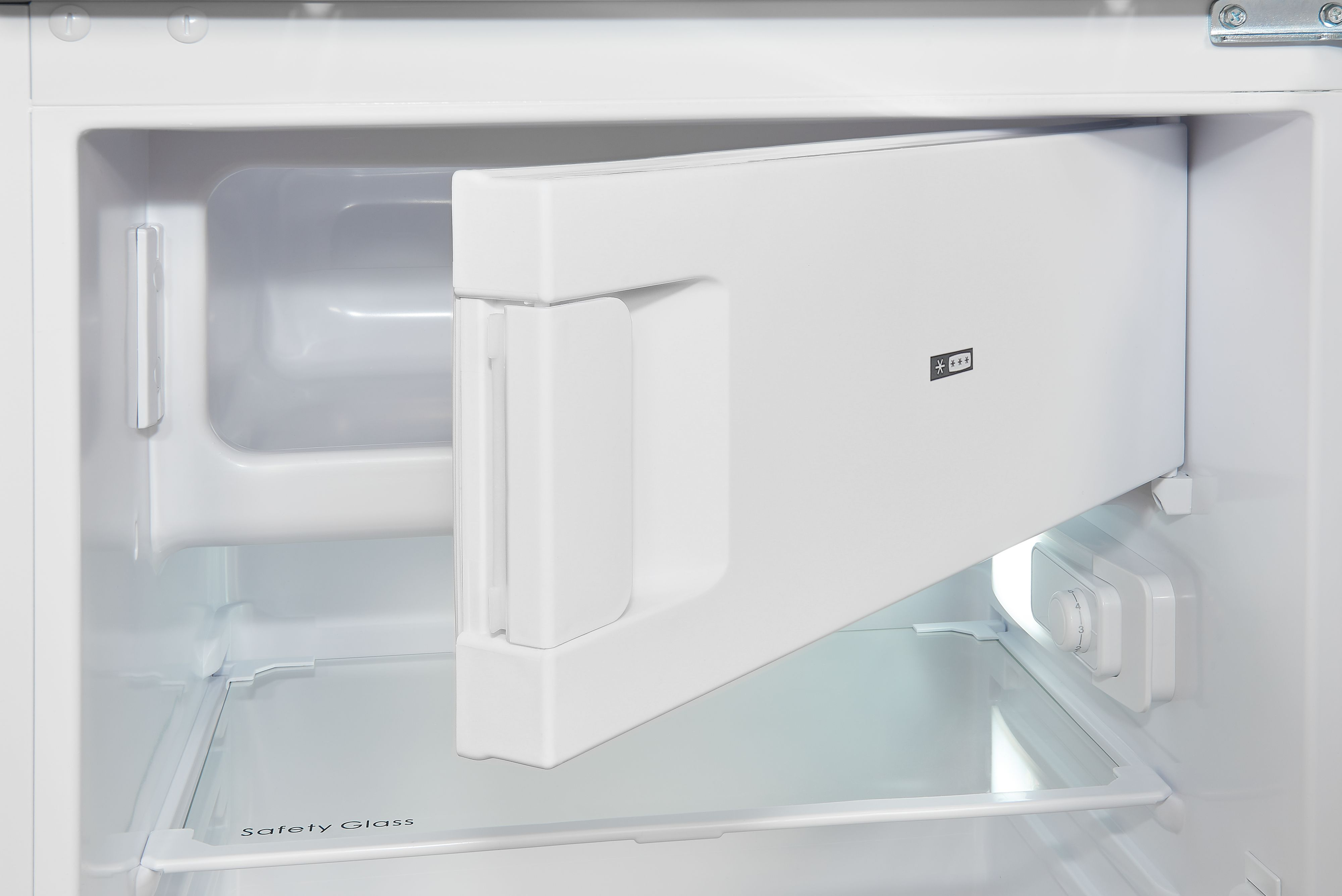 Offener weißer Kühlschrank mit teilweise geöffneter Tür, die das Innere freigibt. Glasschrank und Temperaturregelung sichtbar.