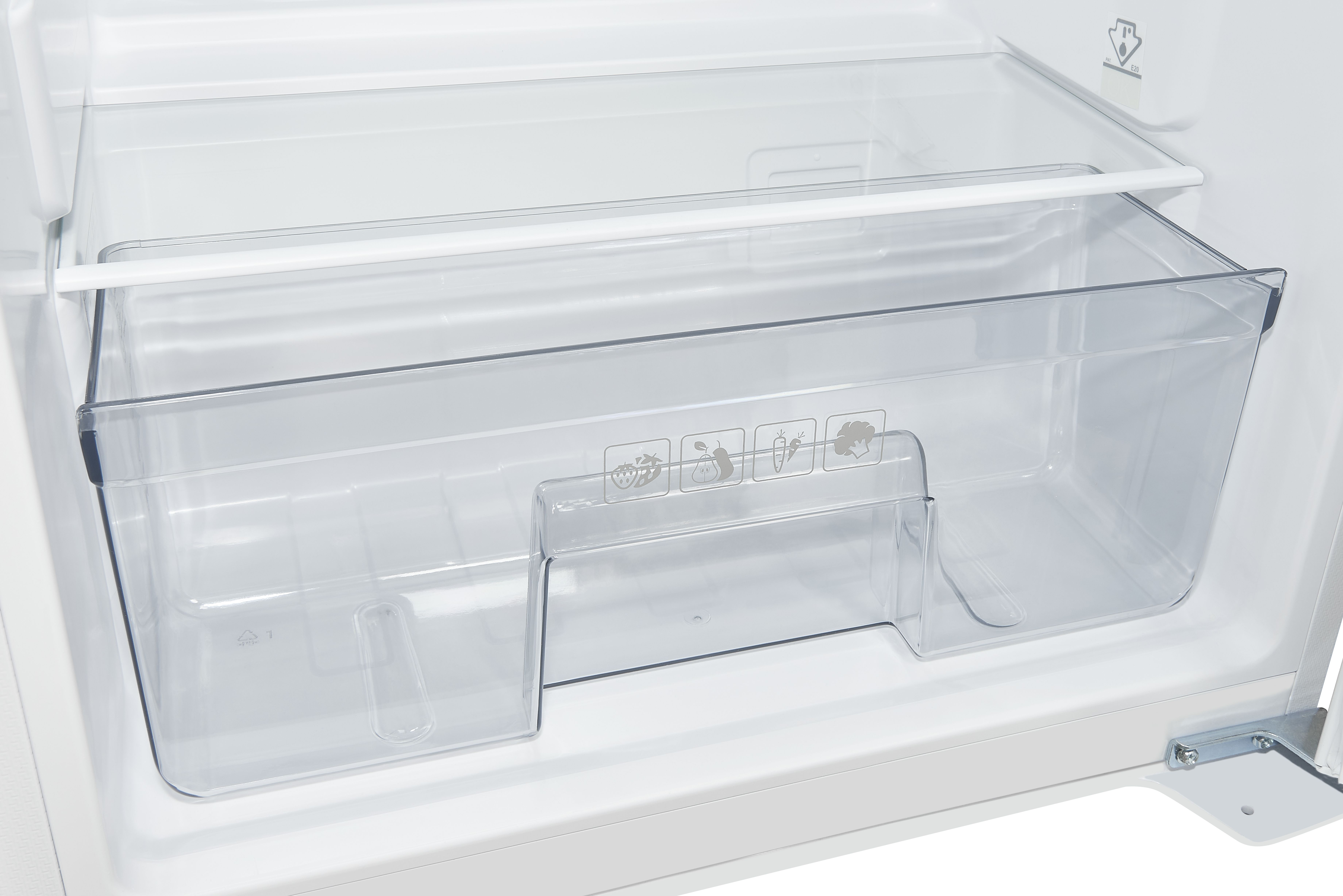 Ein offener Kühlschrank mit durchsichtigen Plastikschubladen und -regalen. Das Innere ist weiß. Die Schubladen haben Obst- und Gemüse-Symbole.