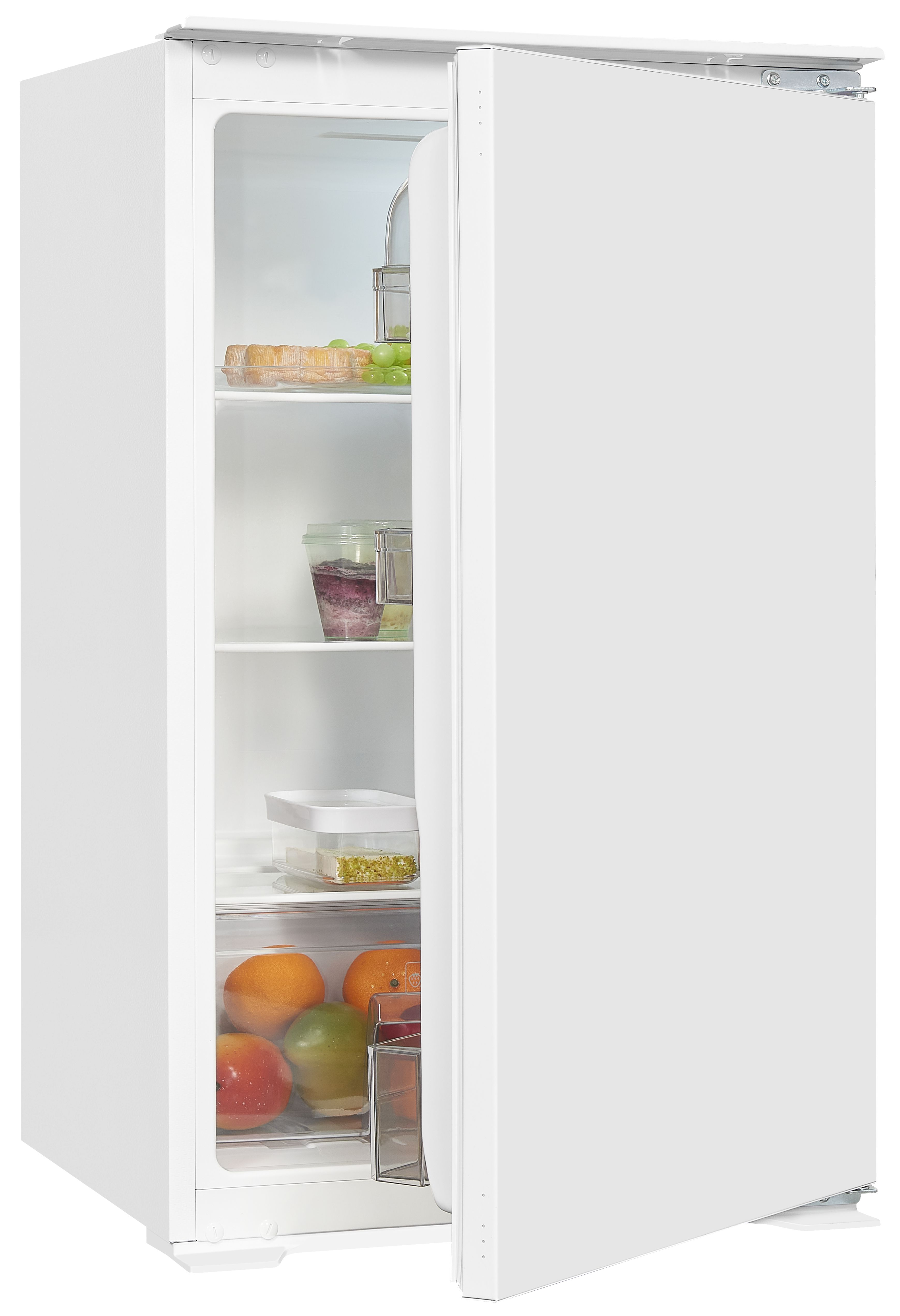Weißer Kühlschrank mit geöffneter Tür, die Regale mit Früchten, Behältern und einem transparenten Behälter freigibt.