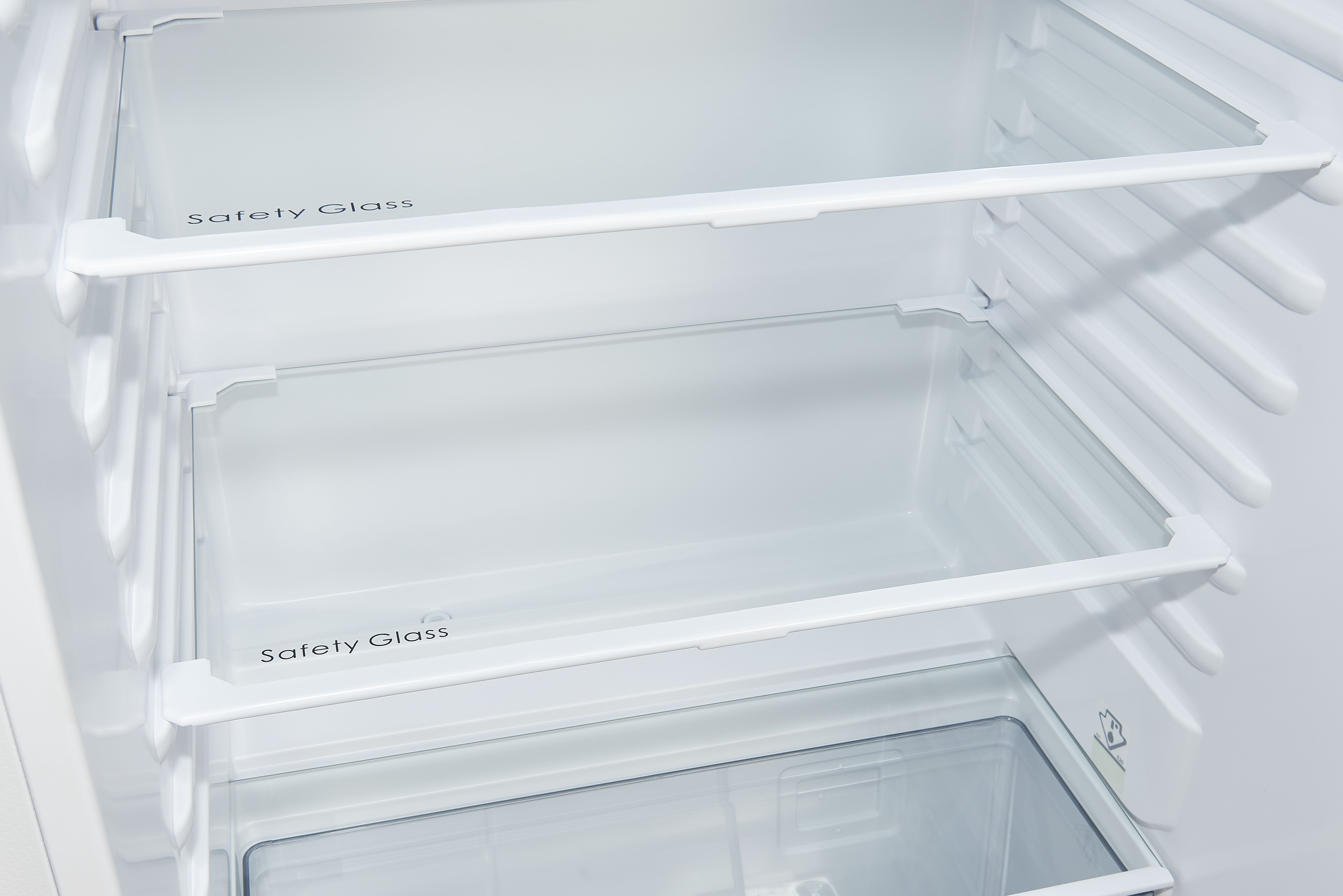 In einem weißen Kühlschrank sind Glasscheiben mit der Aufschrift 'Sicherheitsglas' zu sehen.
