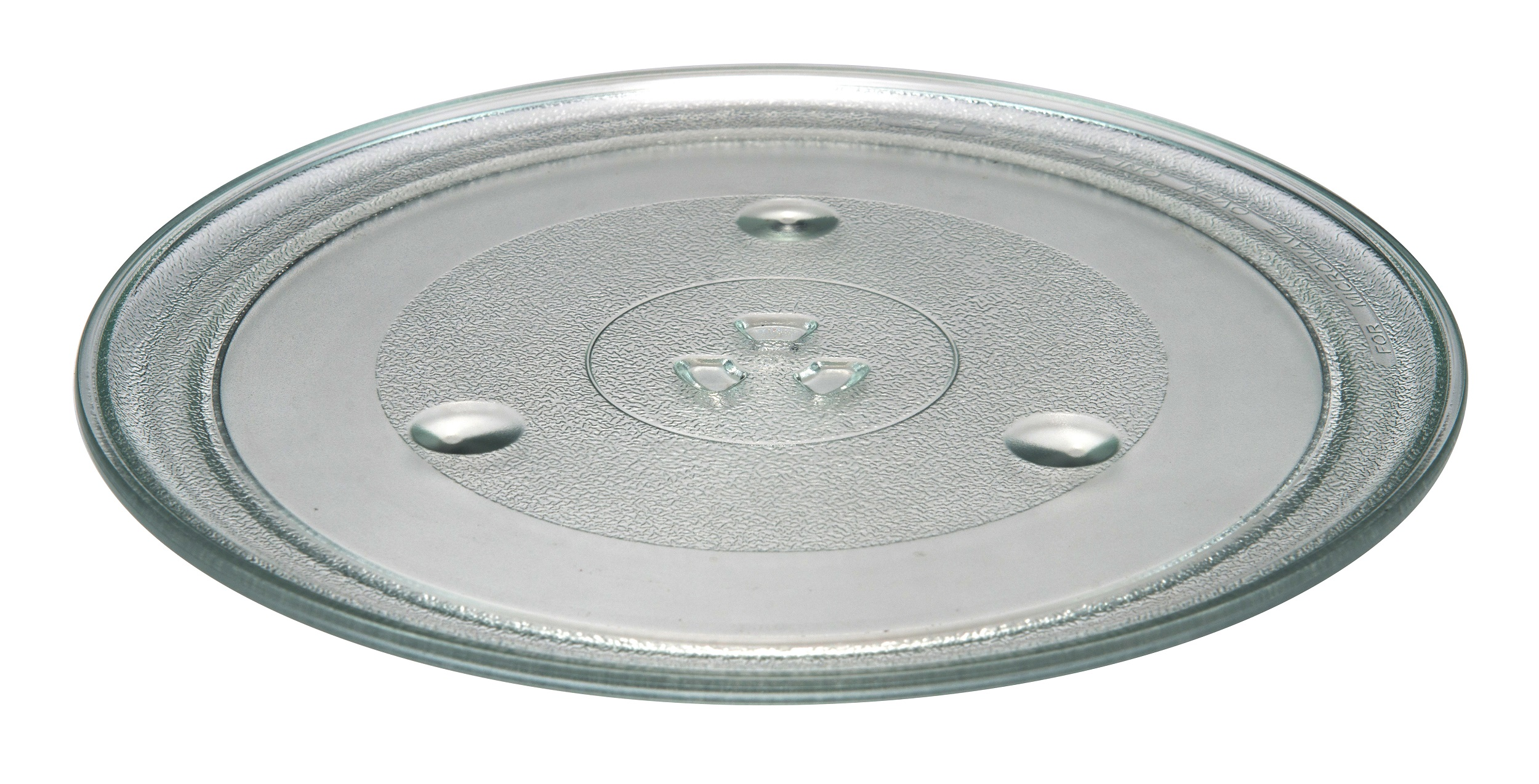 Przezroczysty, okrągły szklany talerz do kuchenki mikrofalowej z wypukłymi wypukłościami. Ma teksturowany środek i trzy małe nóżki.