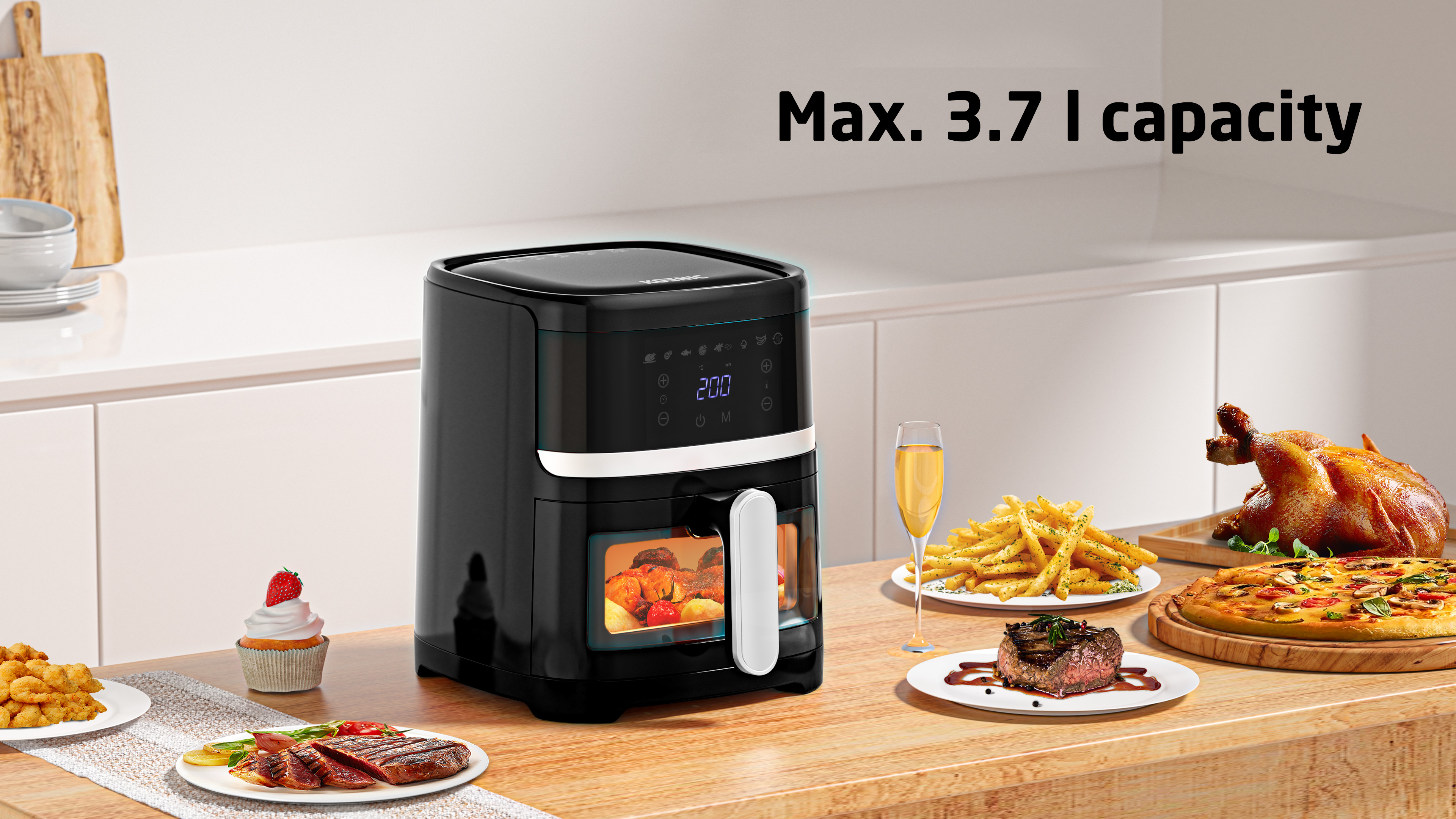 Schwarze Heißluftfritteuse mit Essensbeispielen. Enthält Steak, Pommes, Pizza und Hähnchen, mit einem Cupcake. Auf einem Holztisch.