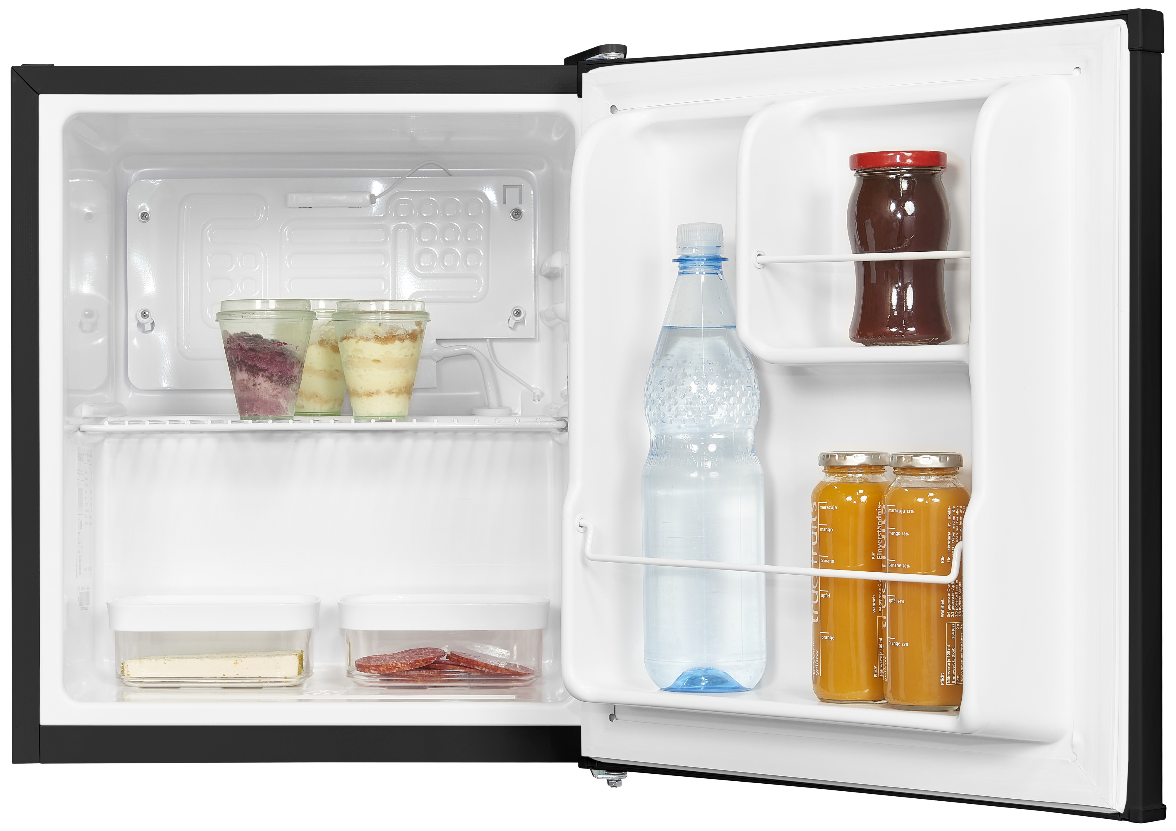 Offener Mini-Kühlschrank. Enthält Wasser, Saft, Marmelade, Desserts, Käse und Salami. Weißes Innere, schwarzes Äußere.