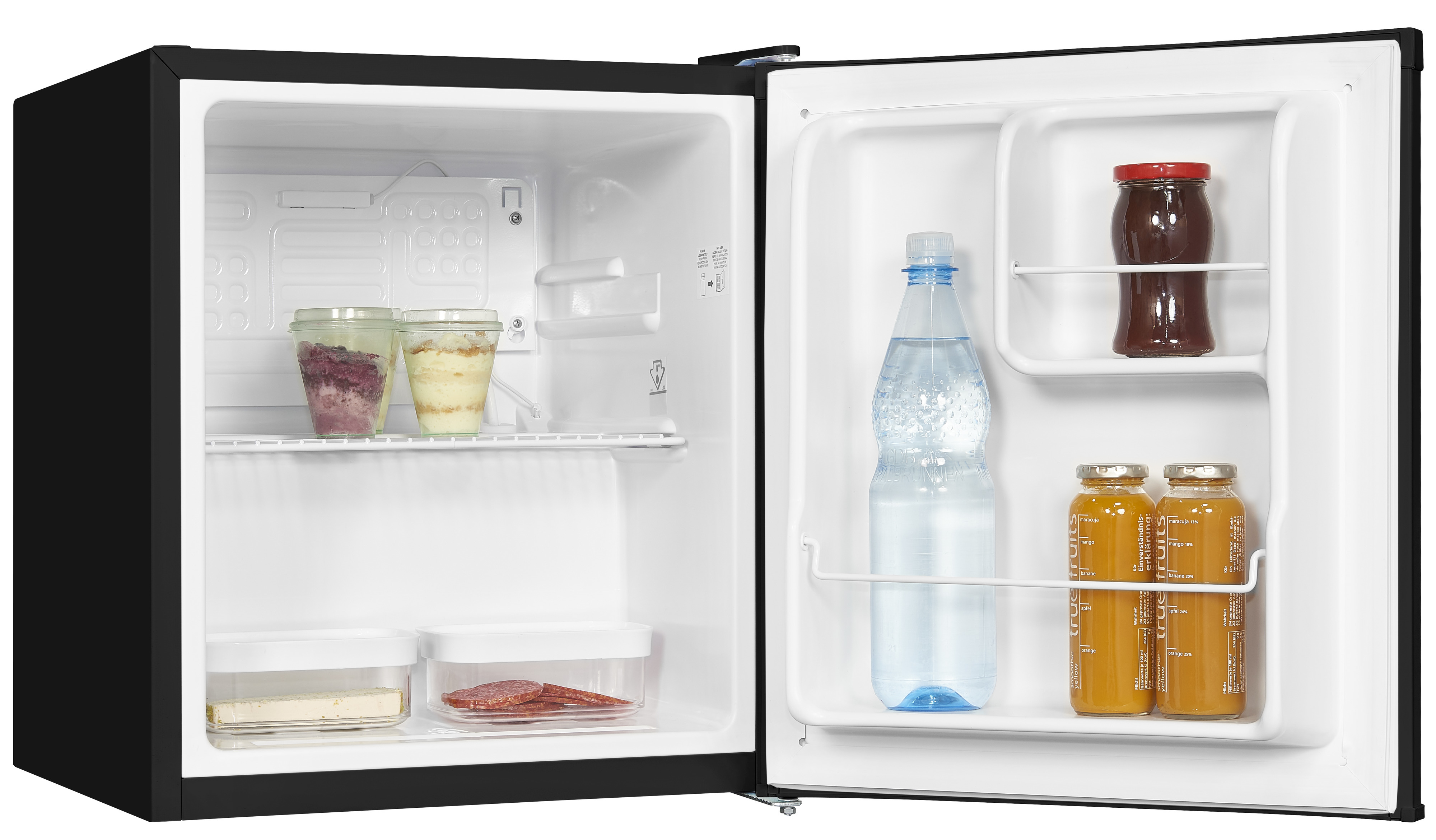 Offener Mini-Kühlschrank mit Lebensmitteln und Getränken: Wasserflasche, Saftflaschen, Marmelade, Behälter mit Käse, Salami und Desserts.