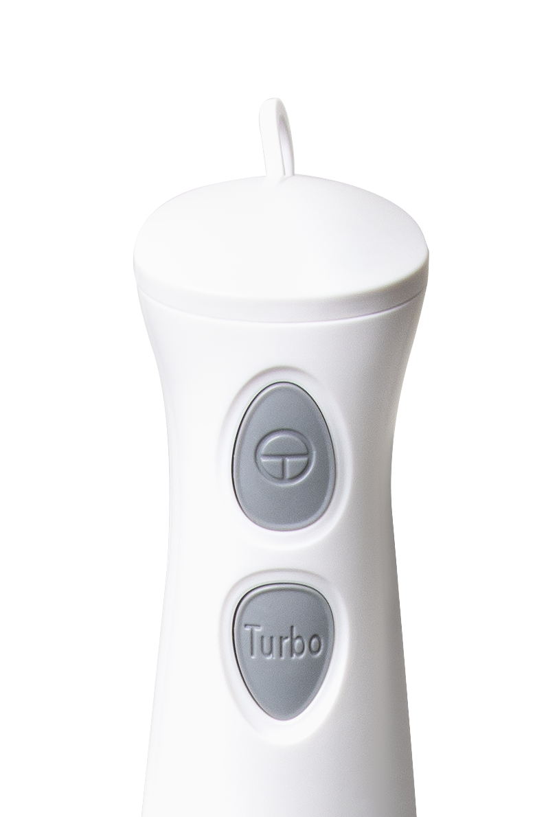 Biały blender ręczny z dwoma szarymi przyciskami z napisem 'Turbo' i symbolem zasilania. Na górze pętla.