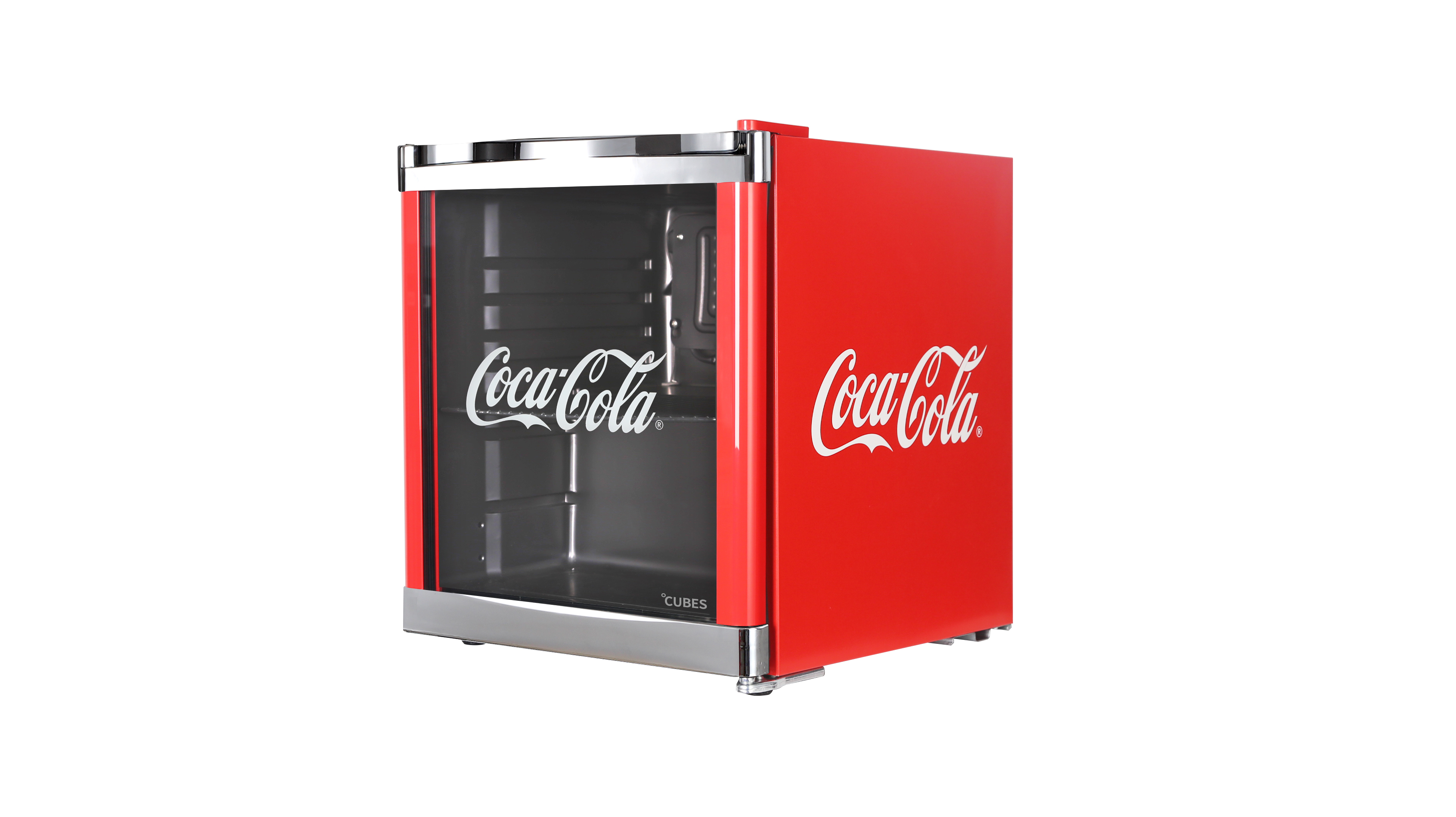 Ein roter Coca-Cola-Minikühlschrank. Er hat eine Glastür mit dem Logo und einen roten Körper mit dem Logo. Er steht auf weißem Hintergrund.