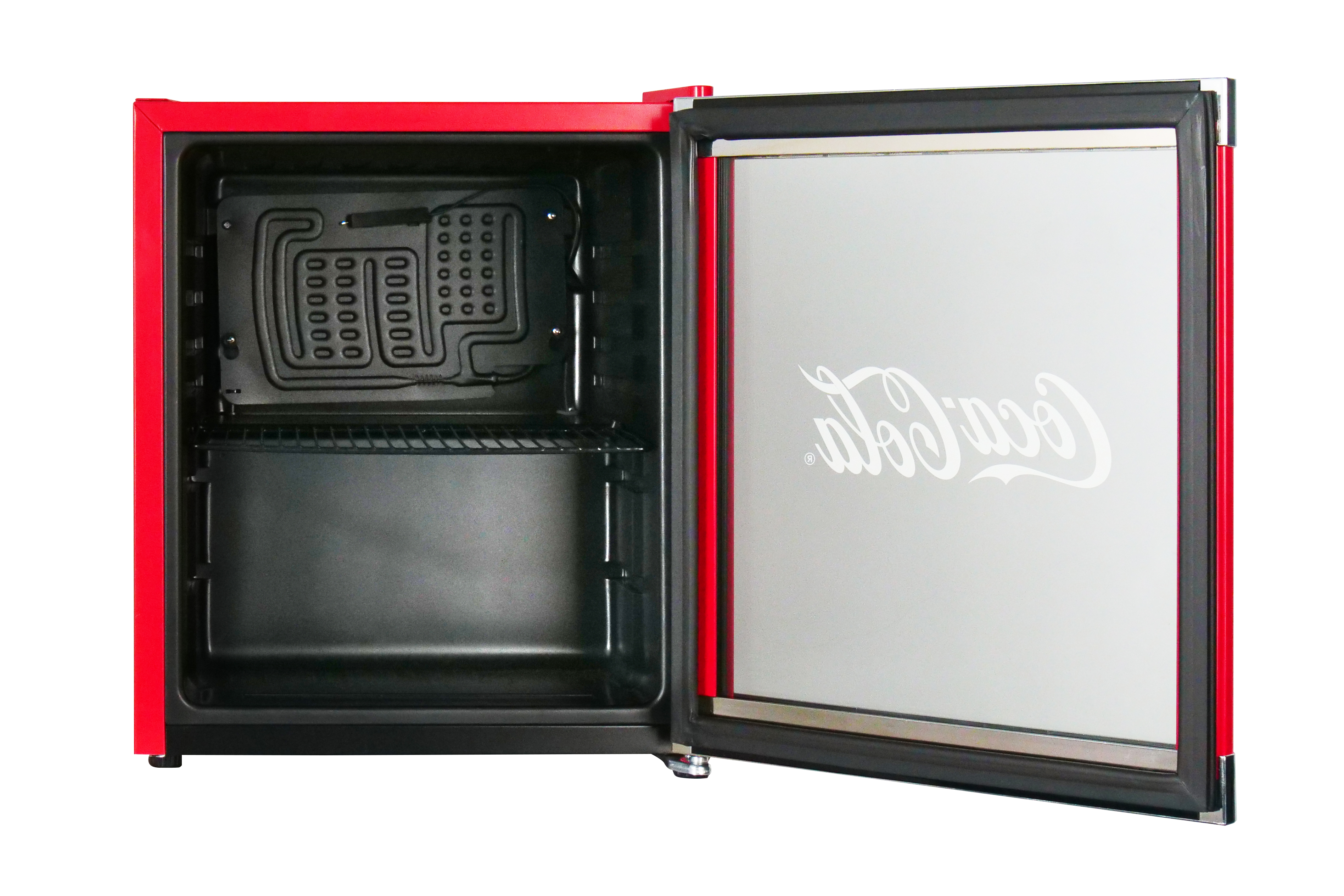 Roter Coca-Cola Mini-Kühlschrank mit offener Tür, Innenraum und Logo auf der Tür. Weißer Hintergrund.