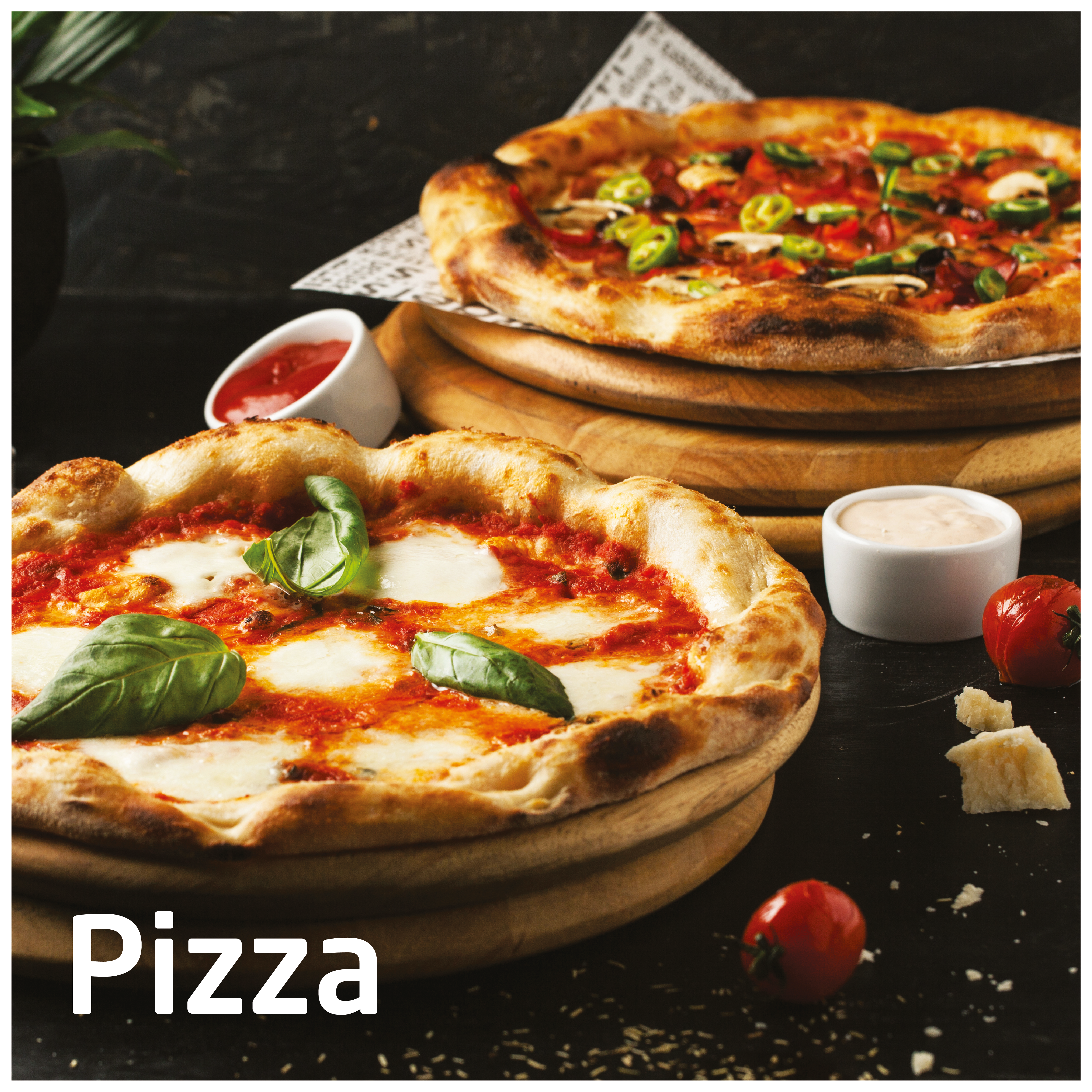 Dwie pizze na drewnianych deskach. Jedna z mozzarellą i bazylią, druga z warzywami. Sos pomidorowy i ser.