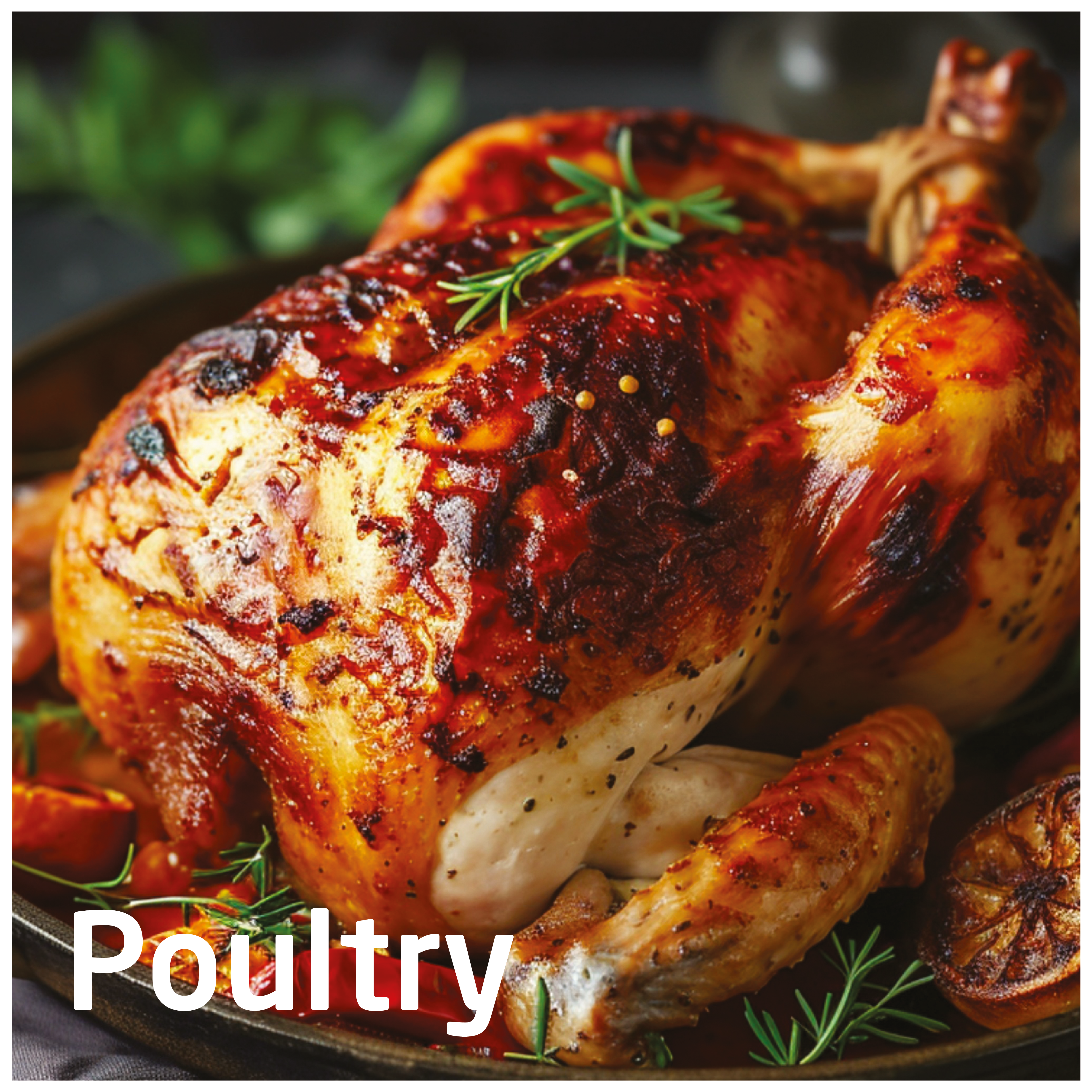 Pieczony kurczak na talerzu, zbliżenie. Złotobrązowa skórka, widoczne zioła i warzywa. Tekst 'Drób' na dole.