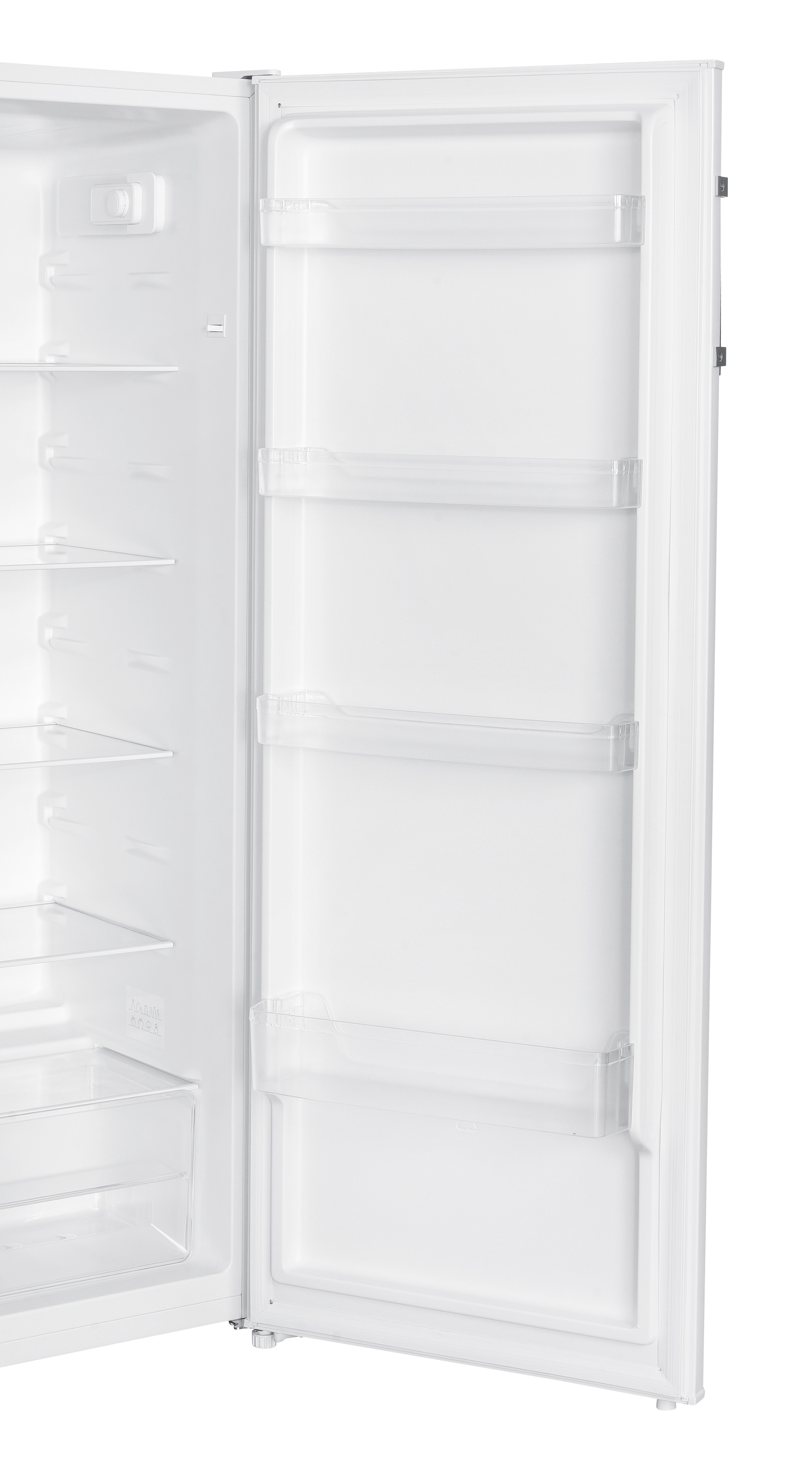 Refrigerador blanco abierto. Dentro, se ven estantes. Puerta abierta. Interior vacío. Estantes de plástico transparente. Fondo blanco.