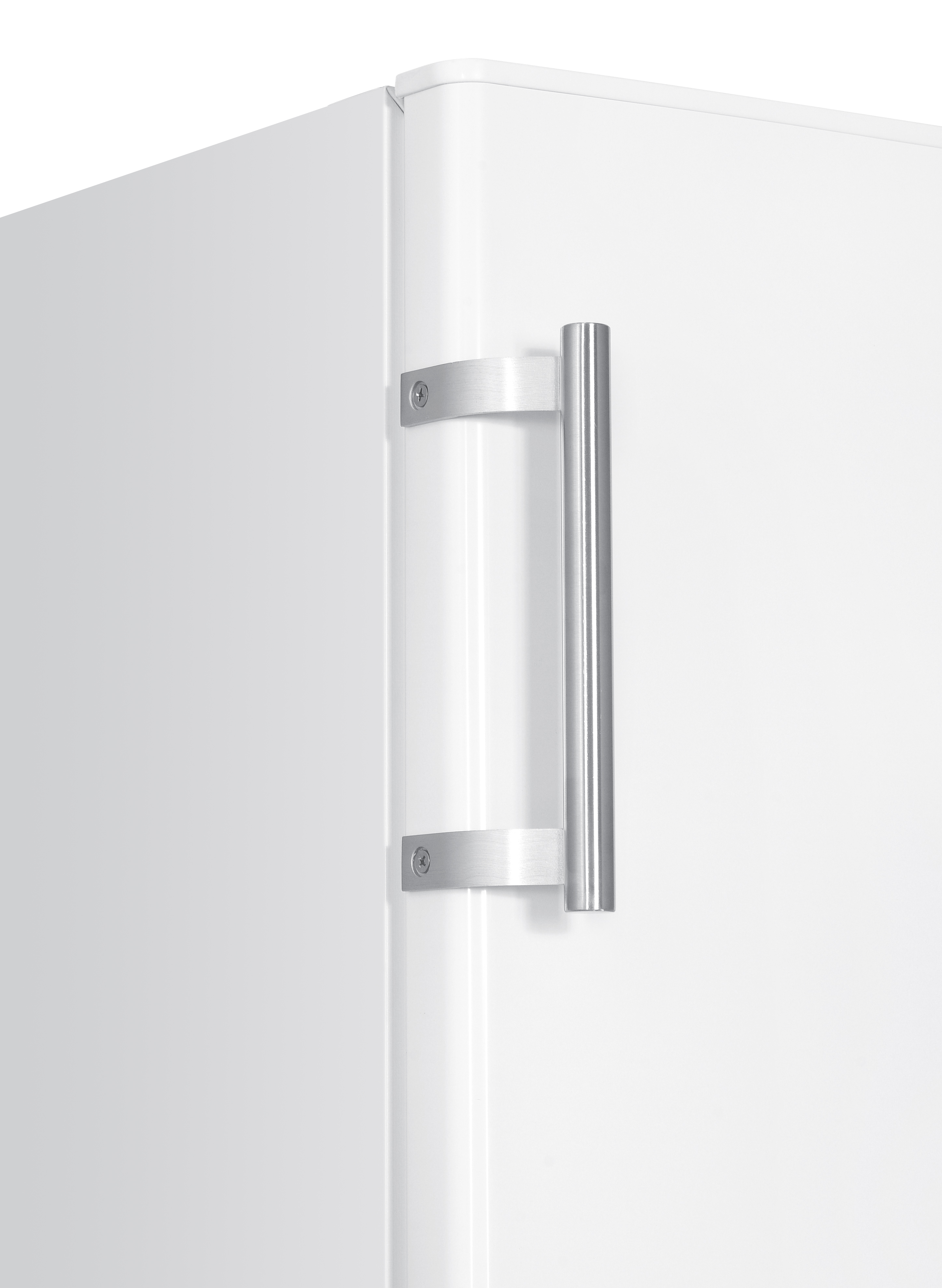 Primer plano de una puerta de nevera blanca con un tirador plateado. El tirador está montado con dos soportes plateados.
