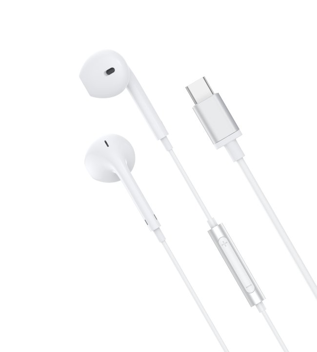 Weiße Ohrhörer mit USB-C-Anschluss. Die Ohrhörer sind über weiße Kabel mit einem silbernen Bedienfeld verbunden. Isoliert auf weißem Hintergrund.
