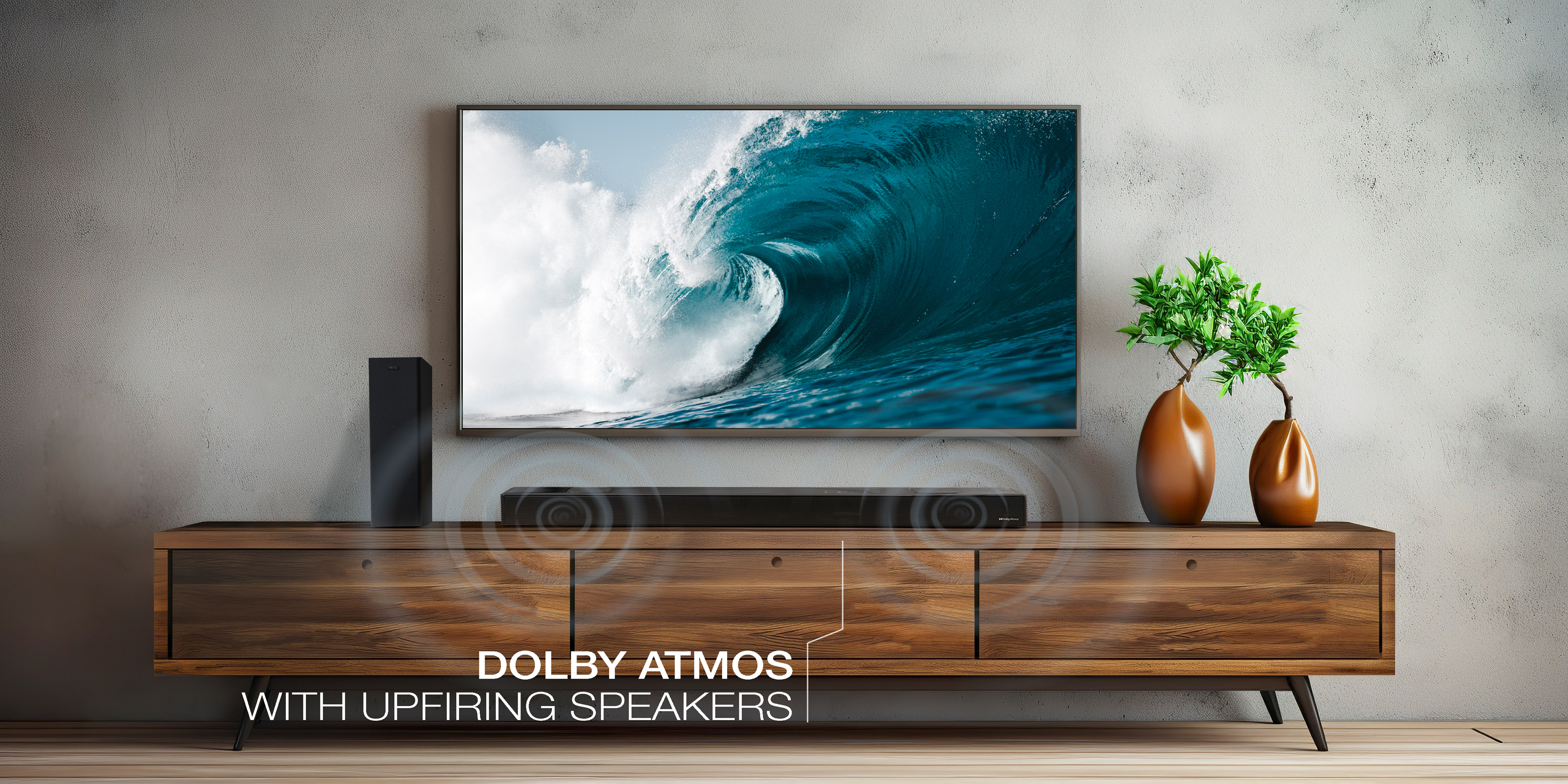 Ein Fernseher zeigt eine Welle. Darunter befindet sich eine Soundbar auf einem Holzschrank mit einem Lautsprecher und Vasen mit Pflanzen.