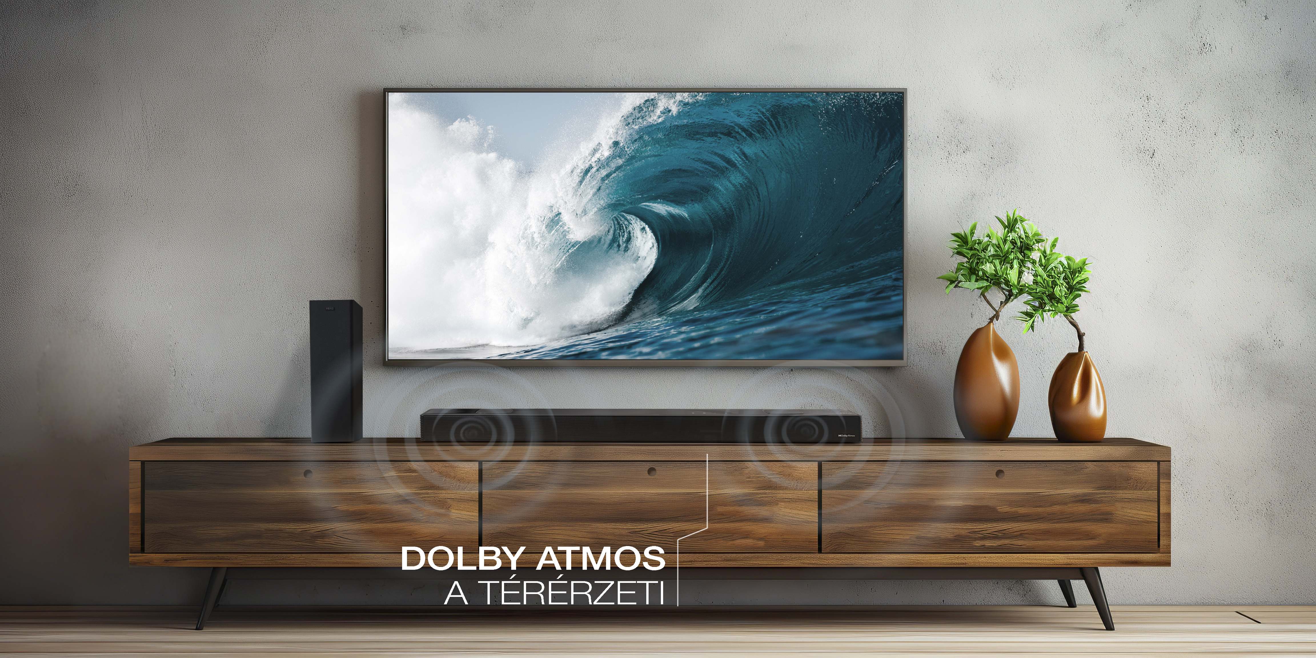Der Fernseher zeigt eine Welle. Eine Soundbar und ein Subwoofer befinden sich darunter. Ein Holzschrank steht auf dem Boden.