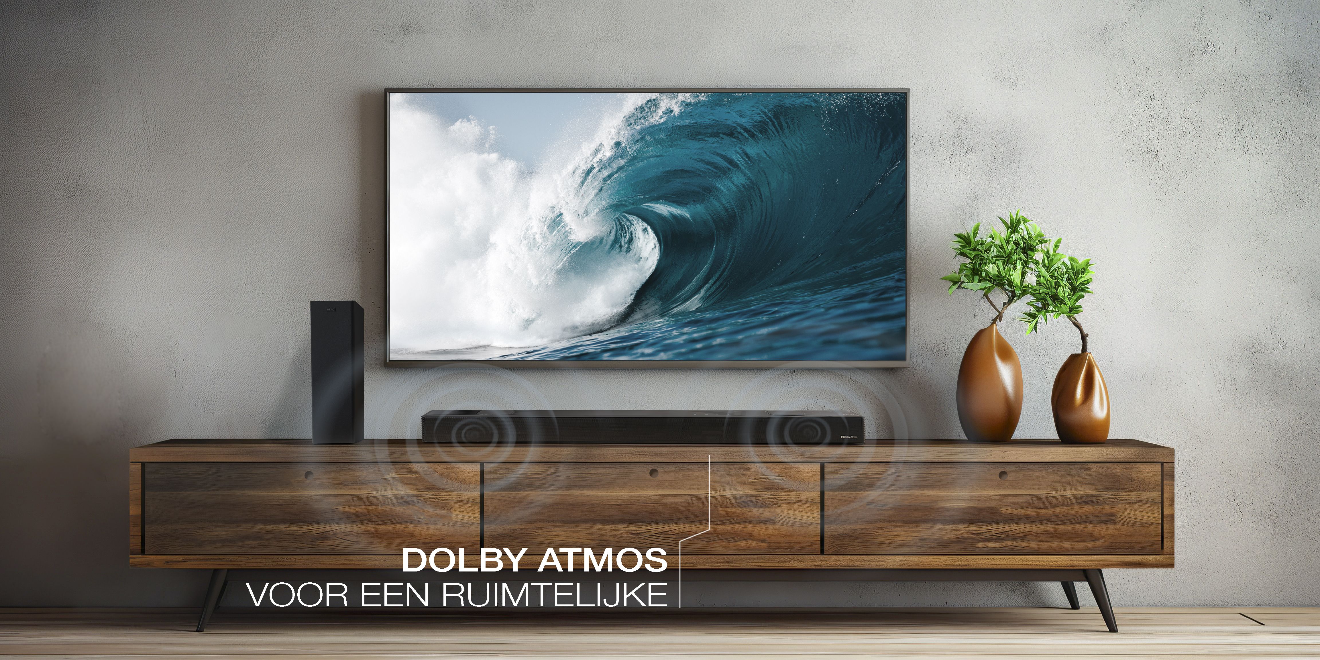 Wohnzimmer mit TV-Welle, Soundbar, Holzschrank, Vasen und einem schwarzen Lautsprecher.