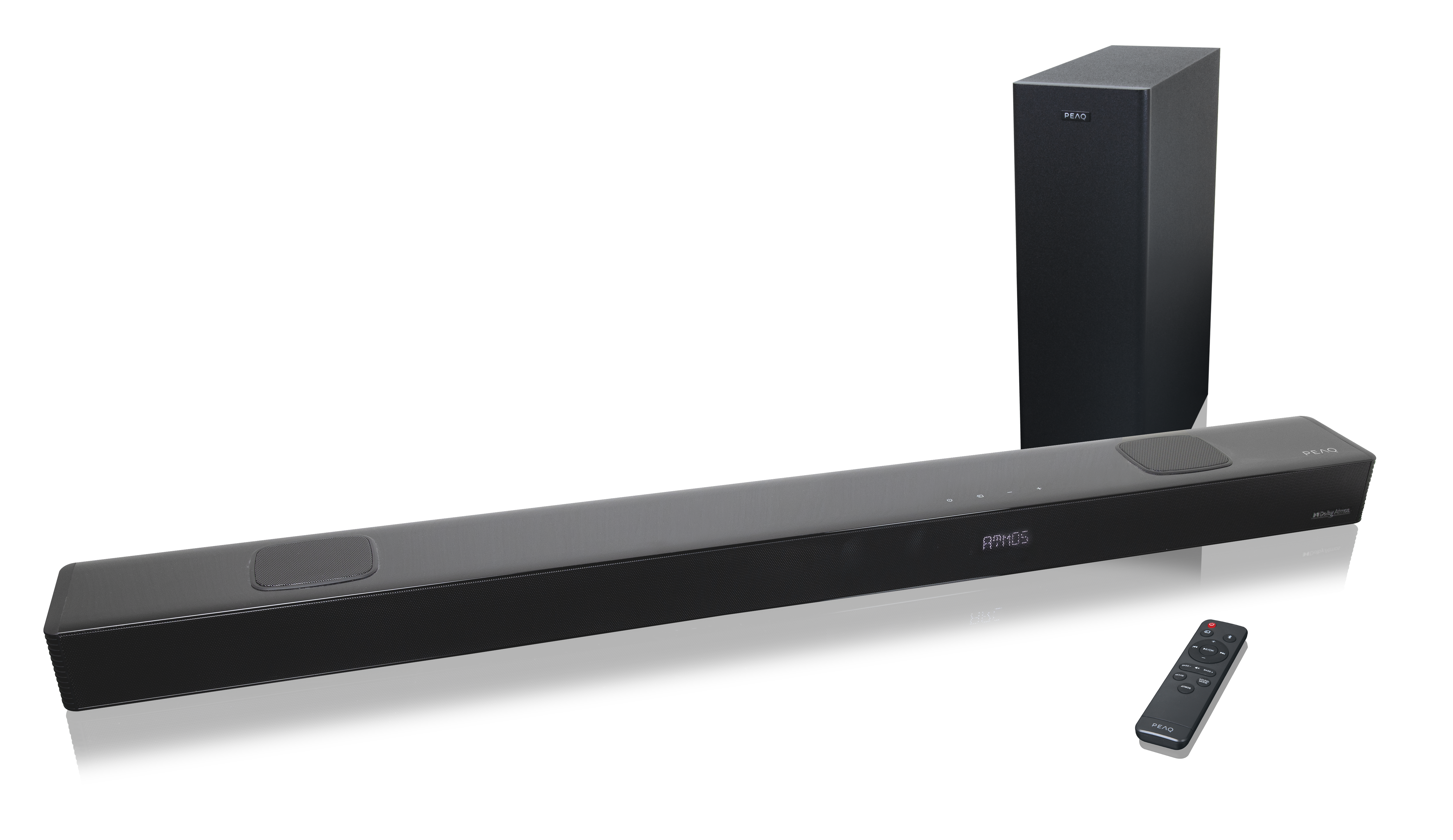 Eine schwarze Soundbar, ein Subwoofer und eine Fernbedienung. Soundbar zeigt 'ATMOS'. Alle Artikel stehen auf einer reflektierenden Oberfläche.