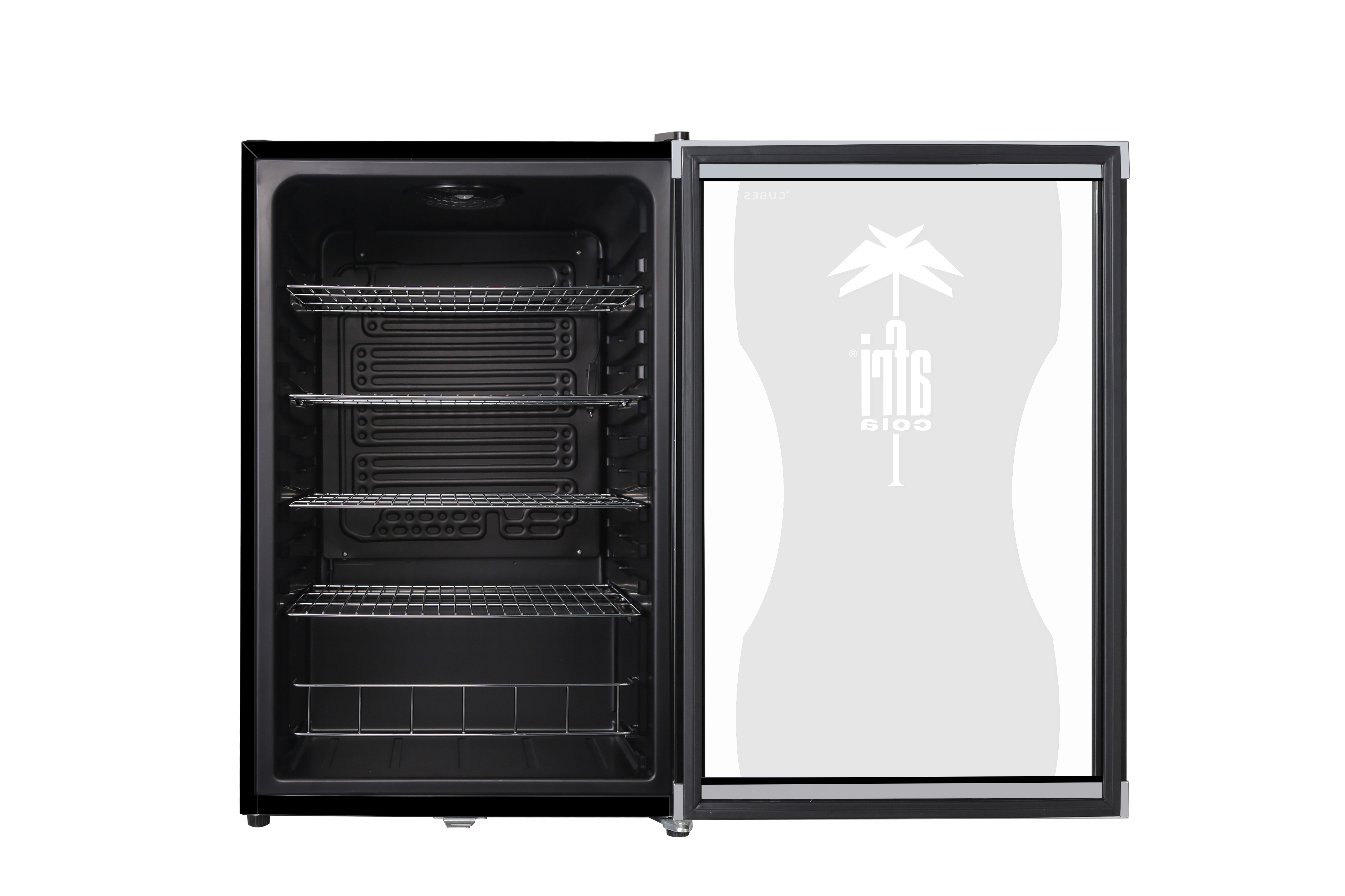 Offener schwarzer Kühlschrank mit Regalen. Glastür zeigt Logo. Weißer Hintergrund.