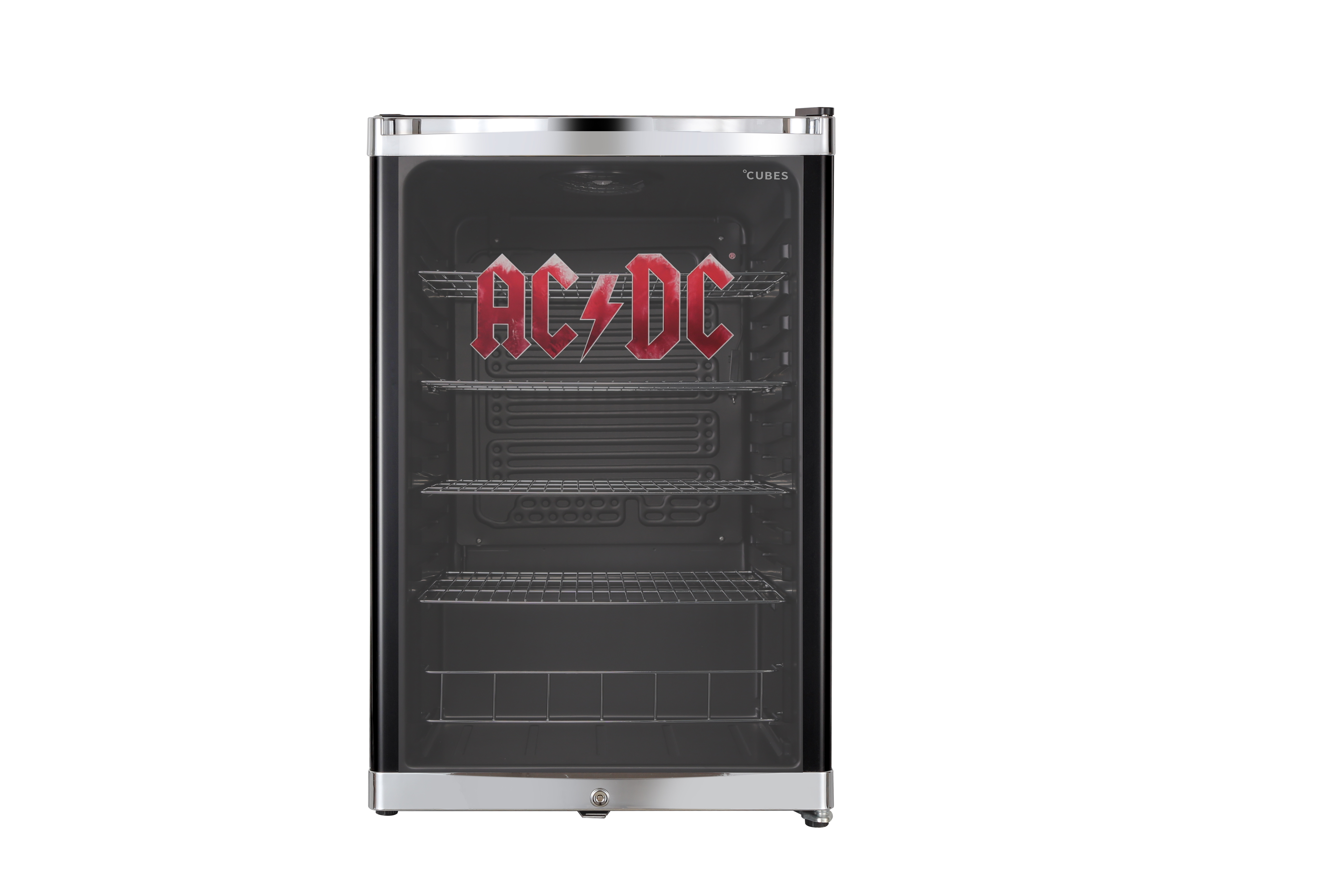 Ein schwarzer Minikühlschrank mit AC/DC-Logo. Er hat eine Glastür und Chromleisten. Innen sind leere Regale.