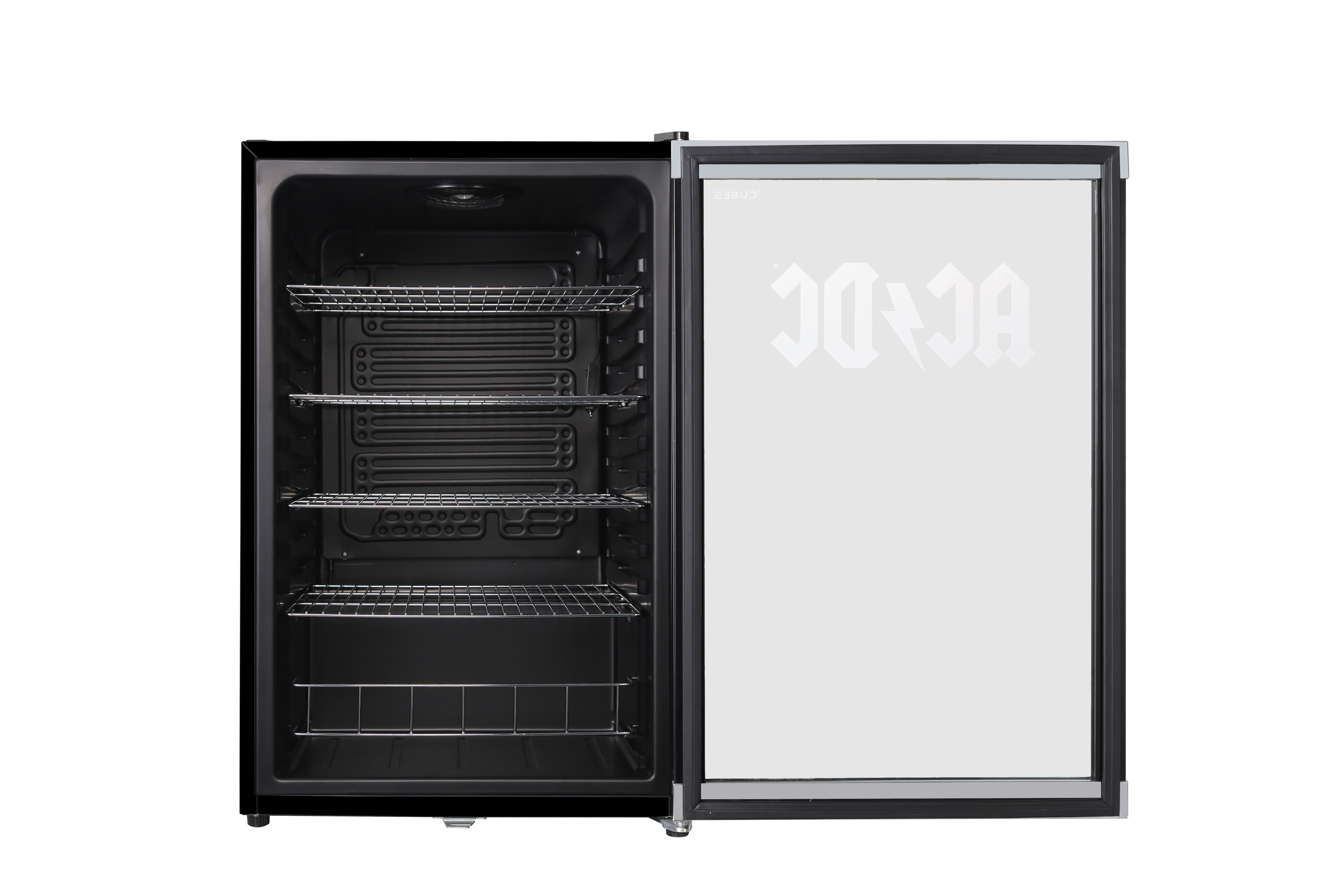 Offener schwarzer Minikühlschrank mit Glastür und AC/DC-Logo. Innen sind Regale. Die Tür ist leicht geöffnet.
