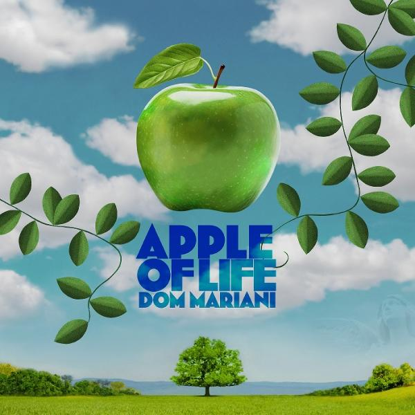 Ein grüner Apfel mit Blatt schwebt über Feldern und einem Baum. Text: 'Apple of Life' von Dom Mariani, mit Ranken und blauem Himmel.