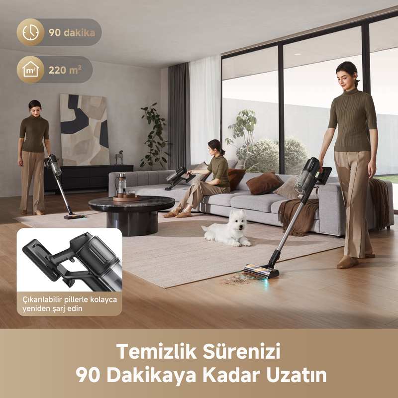 Bir kadın odayı süpürüyor. Bir köpek halıda oturuyor. Görüntüde bir elektrikli süpürge ve süpüren bir kadın var.