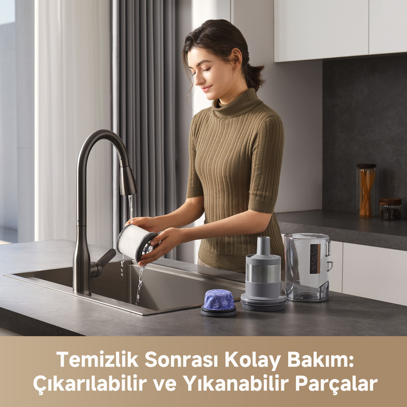 Bir kadın bir lavaboda elektrikli süpürge filtresi yıkıyor. Temizleyicinin diğer parçaları tezgahta.