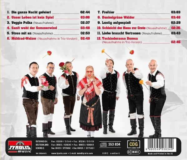 Sieben Personen in traditioneller österreichischer Kleidung. Männer halten Blumen. Eine Frau in der Mitte trägt ein Kopftuch. Text und CD-Informationen sind sichtbar.