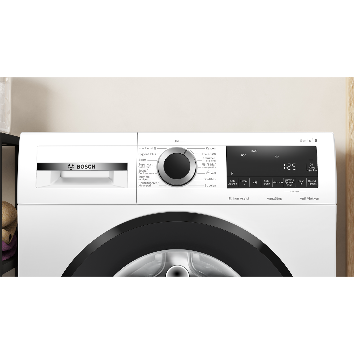 Een witte Bosch wasmachine met een zwarte deur. Het heeft een bedieningspaneel met diverse instellingen en een digitaal display.