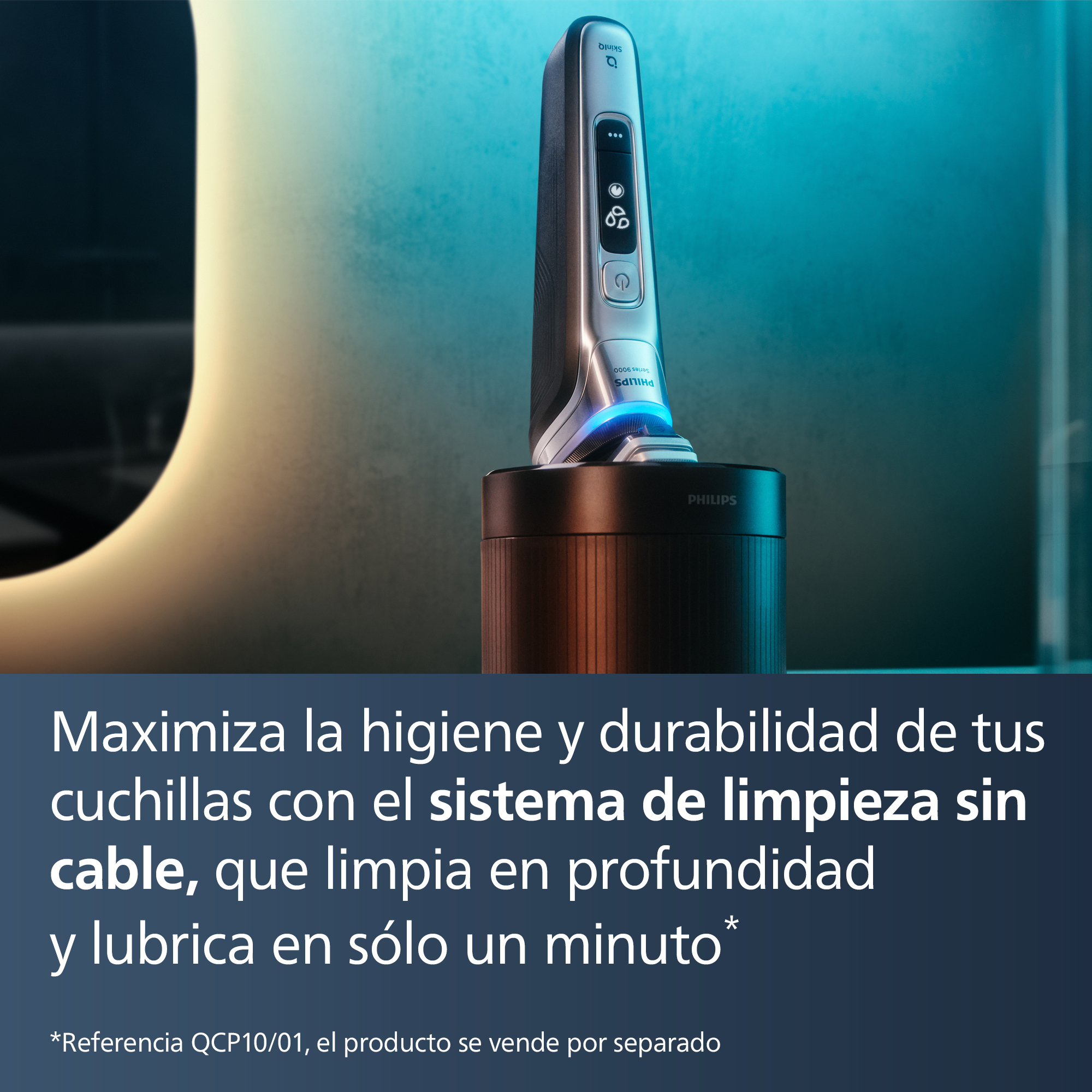 Afeitadora eléctrica en base de carga. La afeitadora es plateada y negra, con luz azul. Texto en español. Fondo azul.